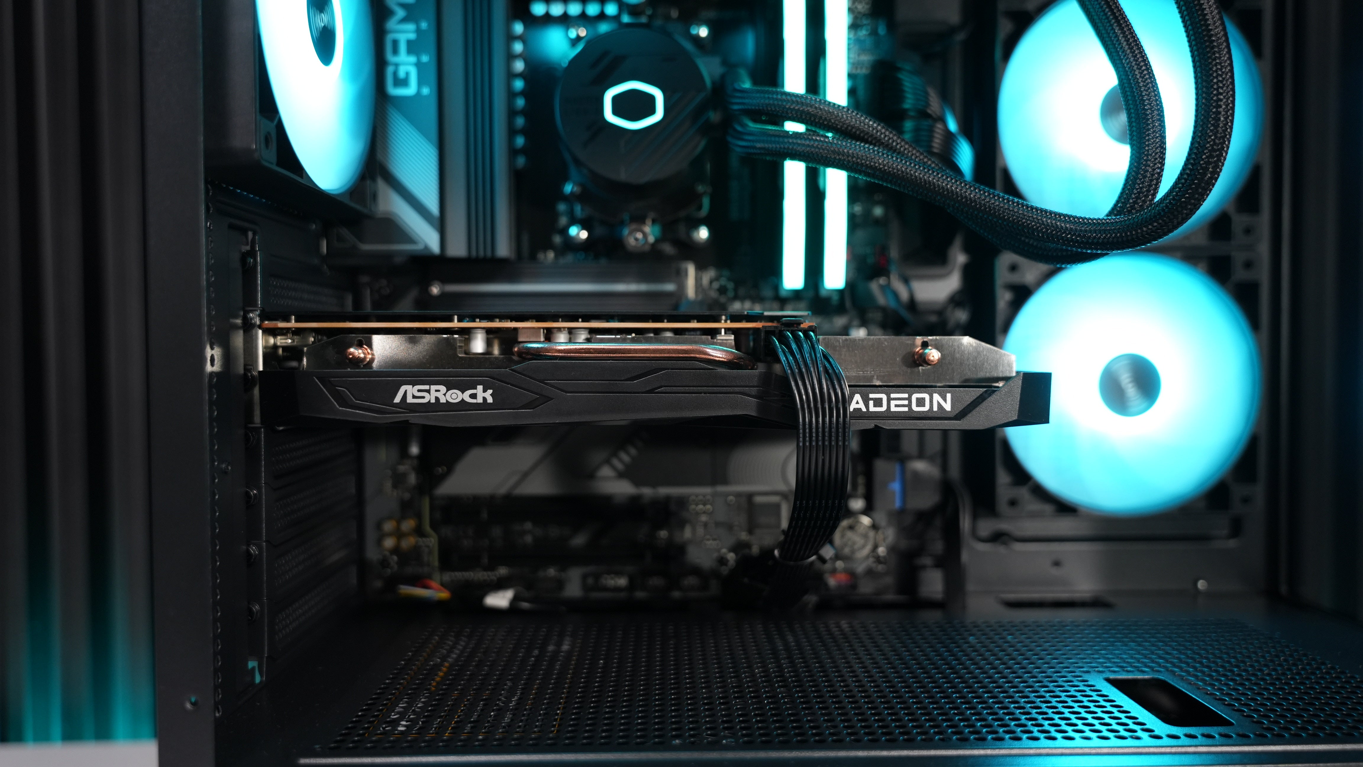 Ryzen 7 7700X + RX 7600 Gaming PC