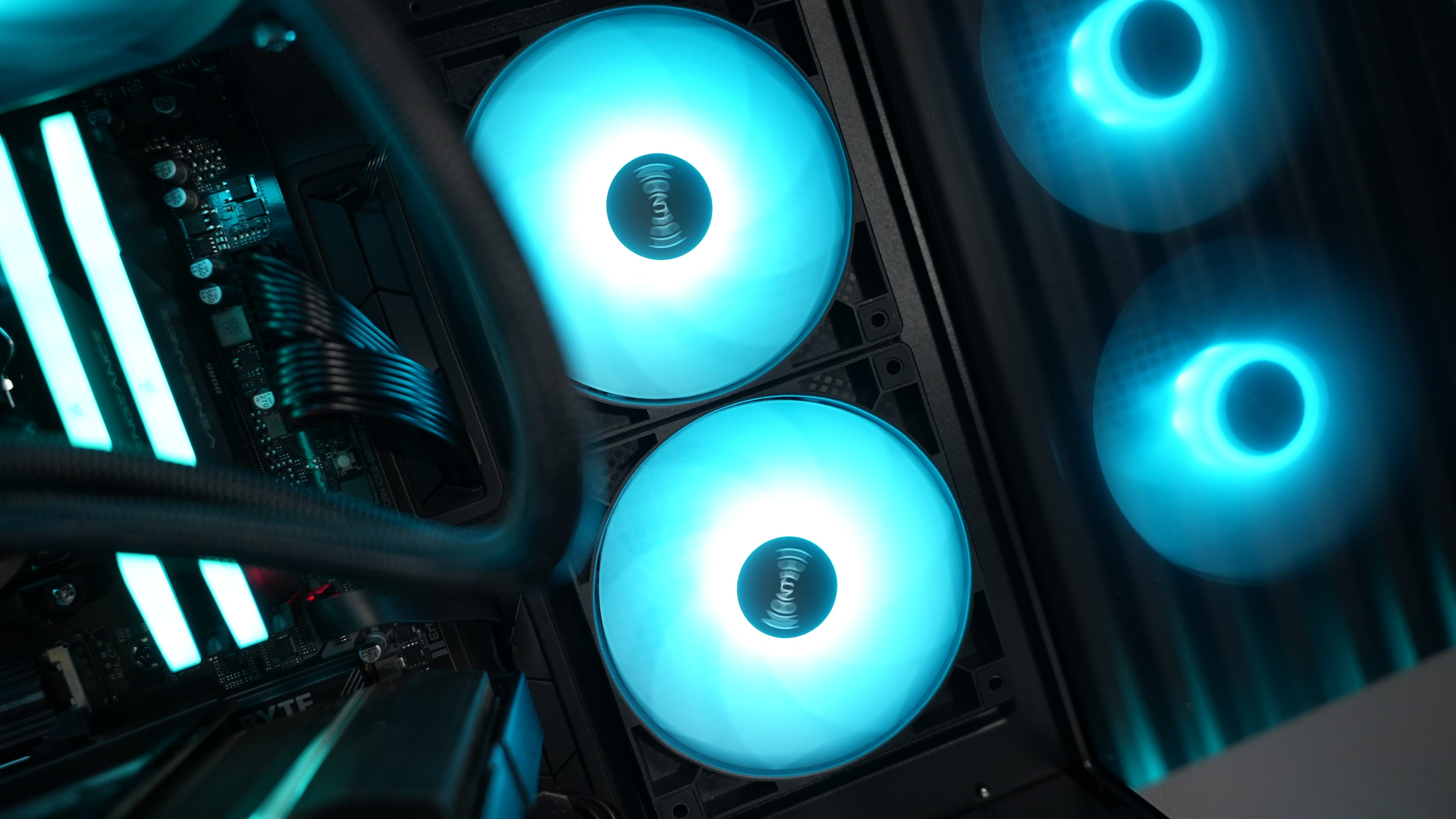 Ryzen 7 7700X + RX 7600 Gaming PC