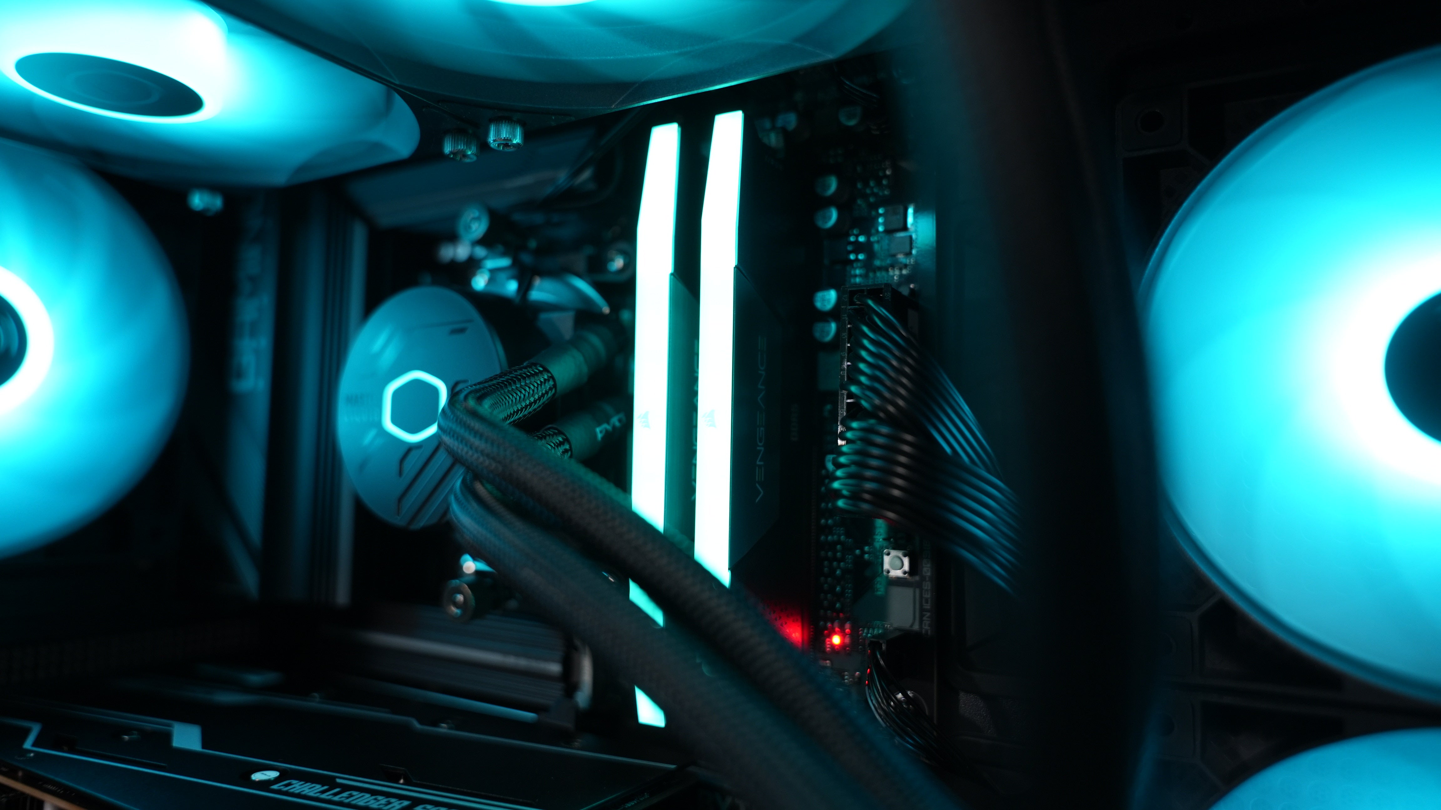 Ryzen 7 7700X + RX 7600 Gaming PC