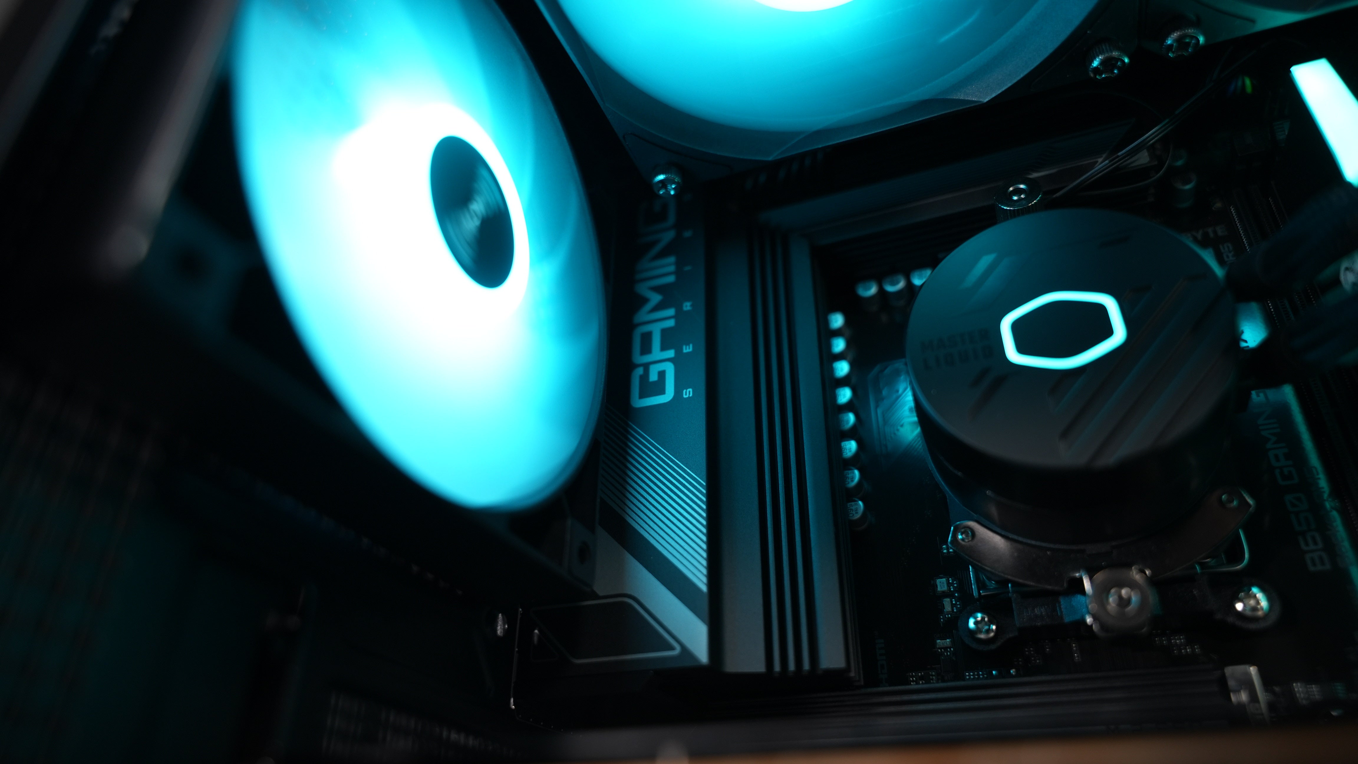 Ryzen 7 7700X + RX 7600 Gaming PC