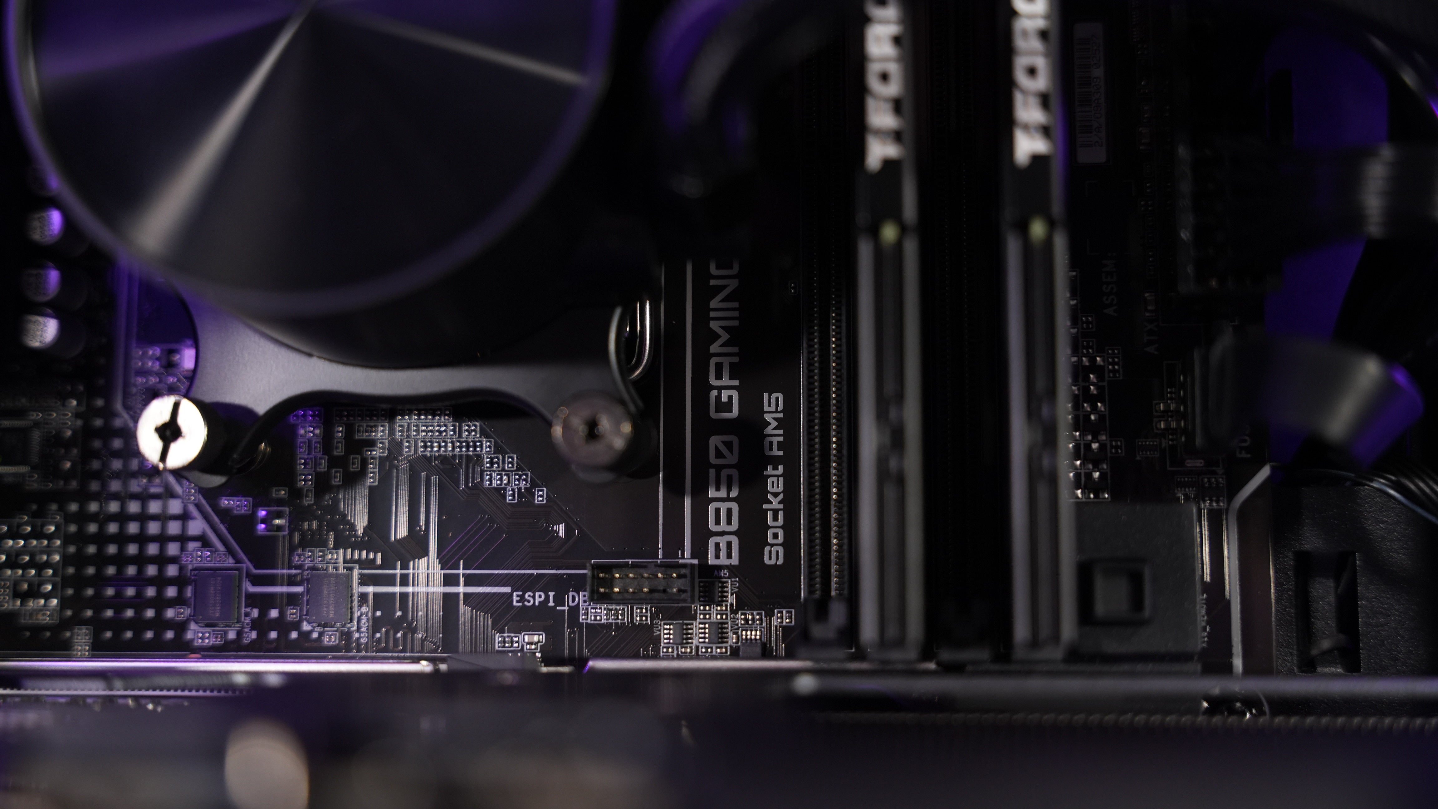 Ryzen 5 7600X + RTX 5070 Gaming/Streaming PC