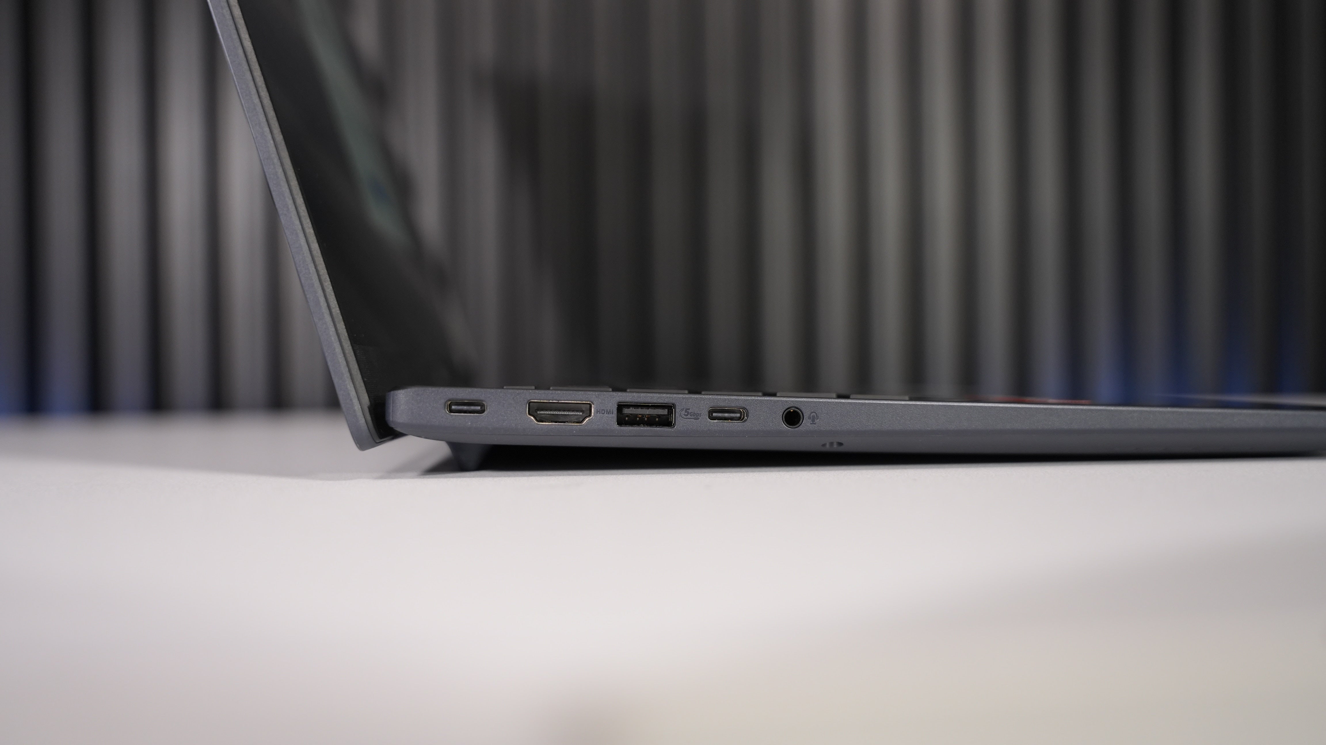 Asus Vivobook 16 // (Ryzen AI 7 350)