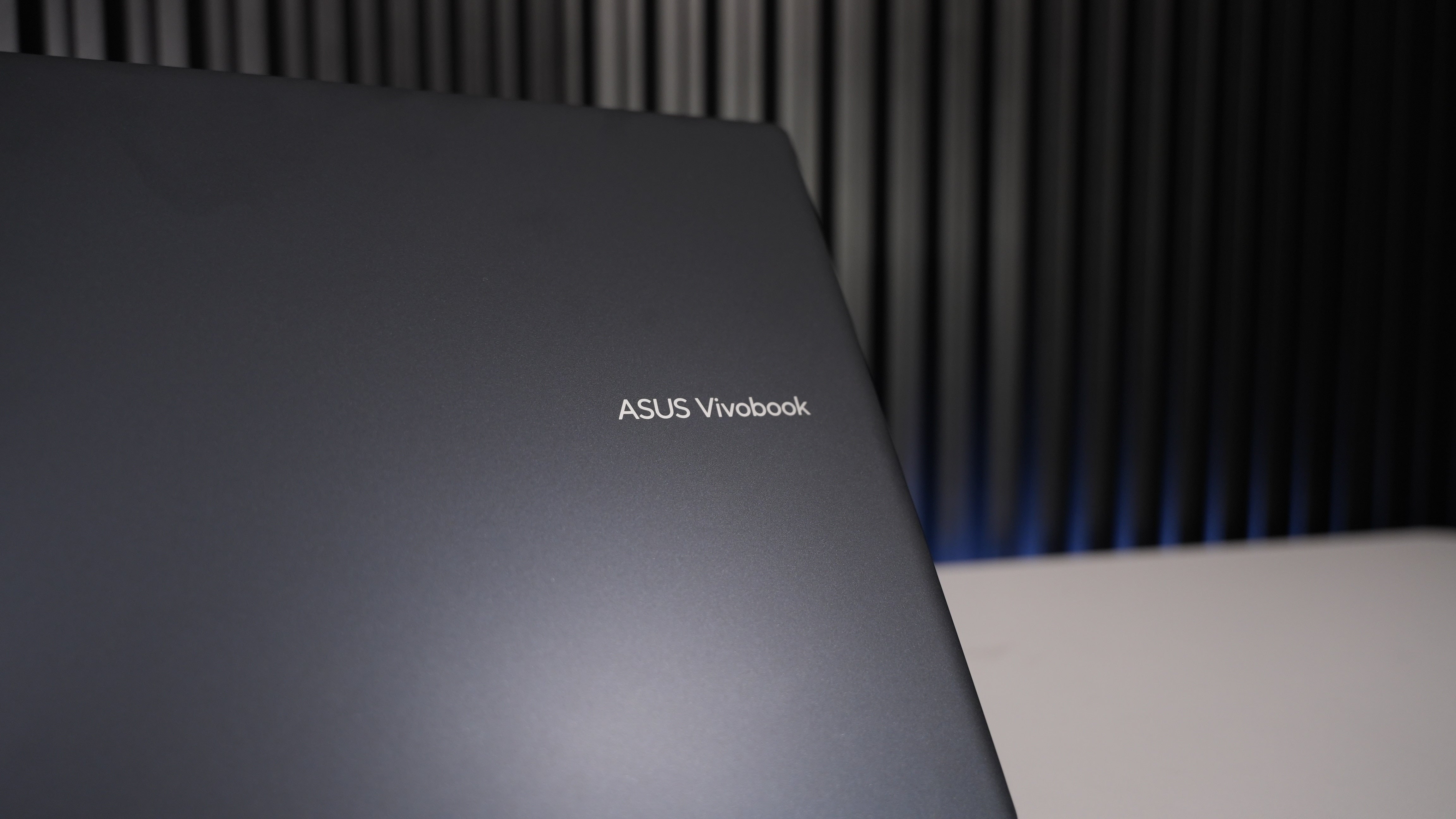 Asus Vivobook 16 // (Ryzen AI 7 350)