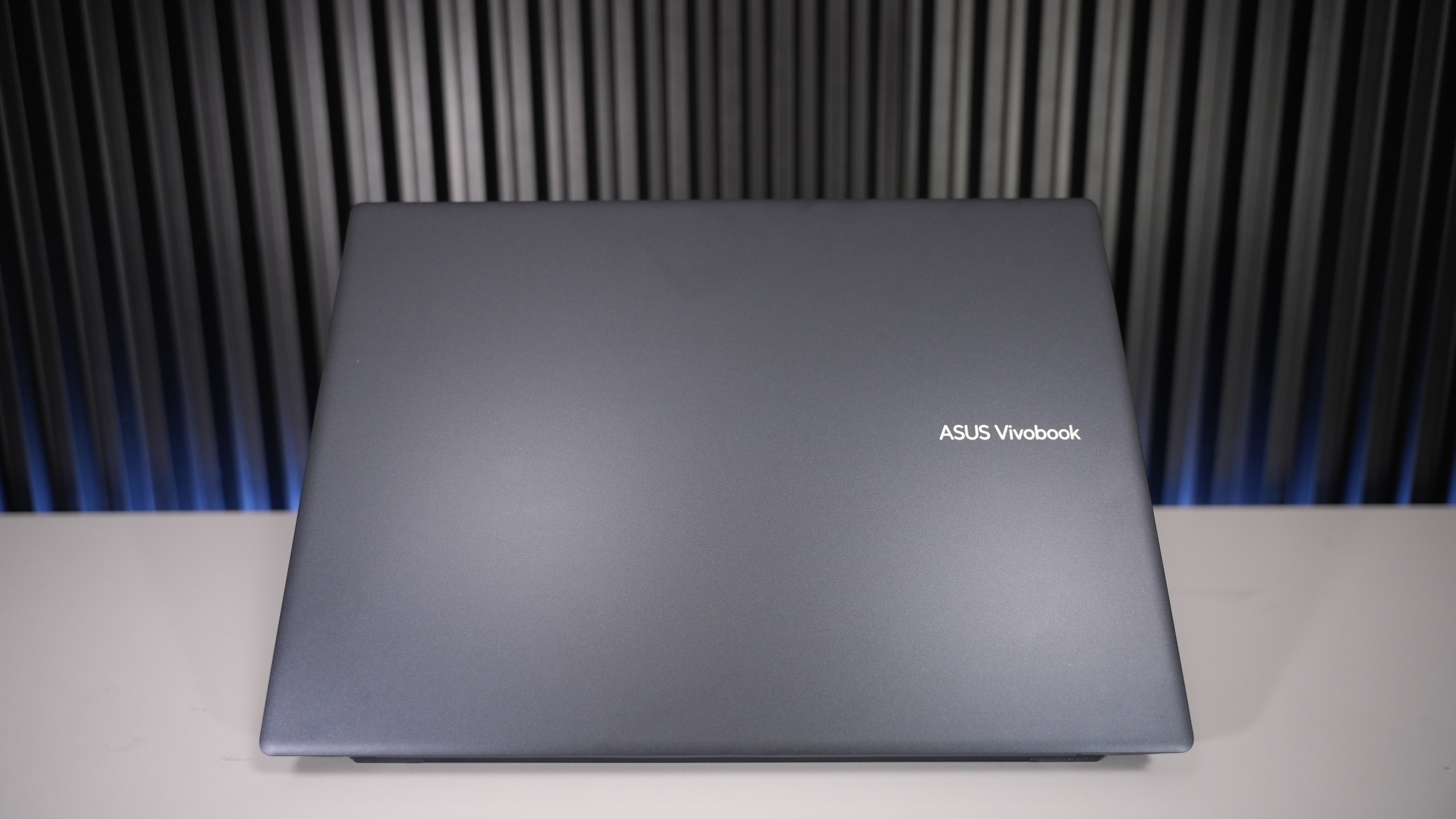 Asus Vivobook 16 // (Ryzen AI 7 350)