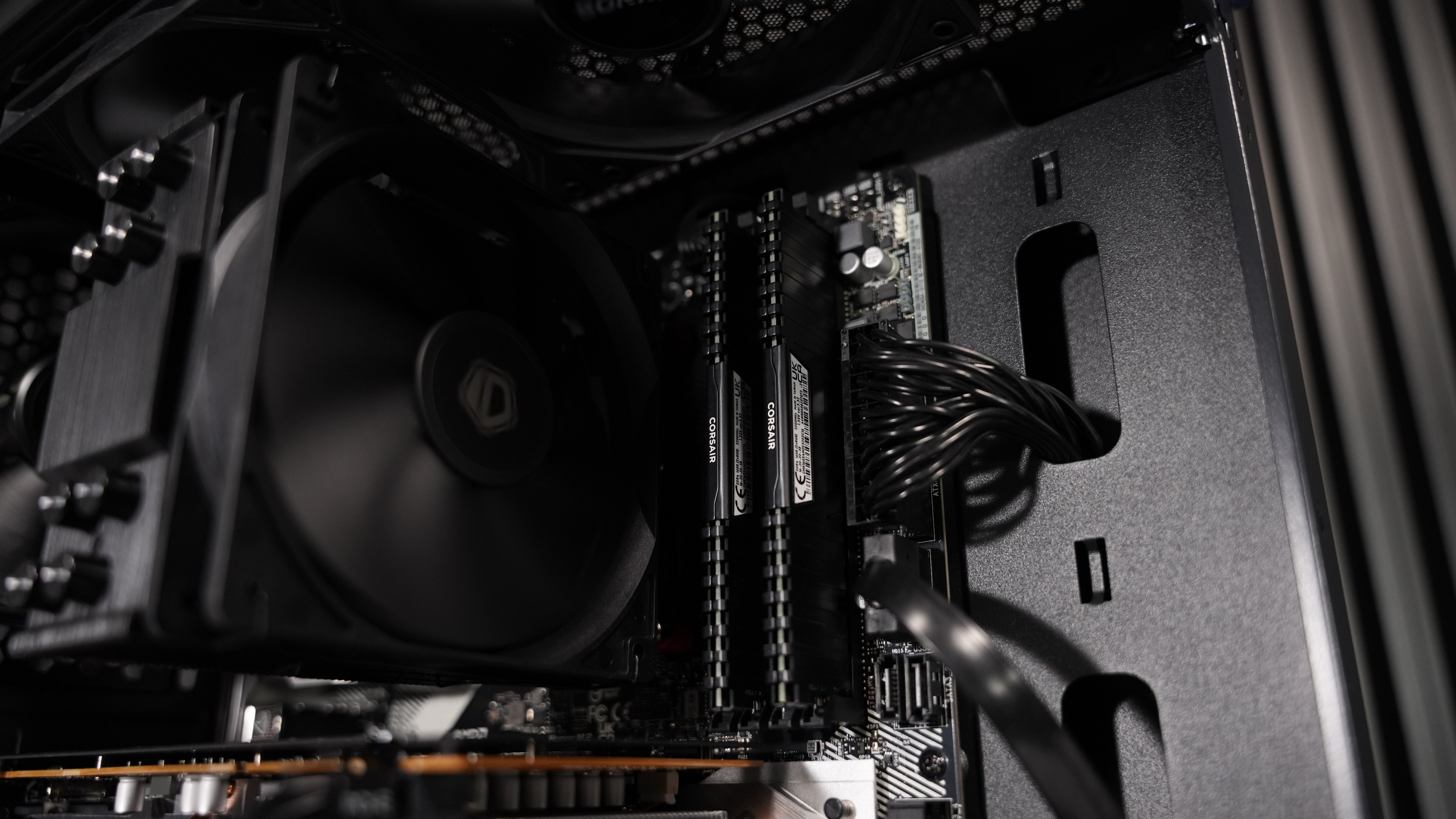 Ryzen 7 5800XT + RX 7600 Gaming PC