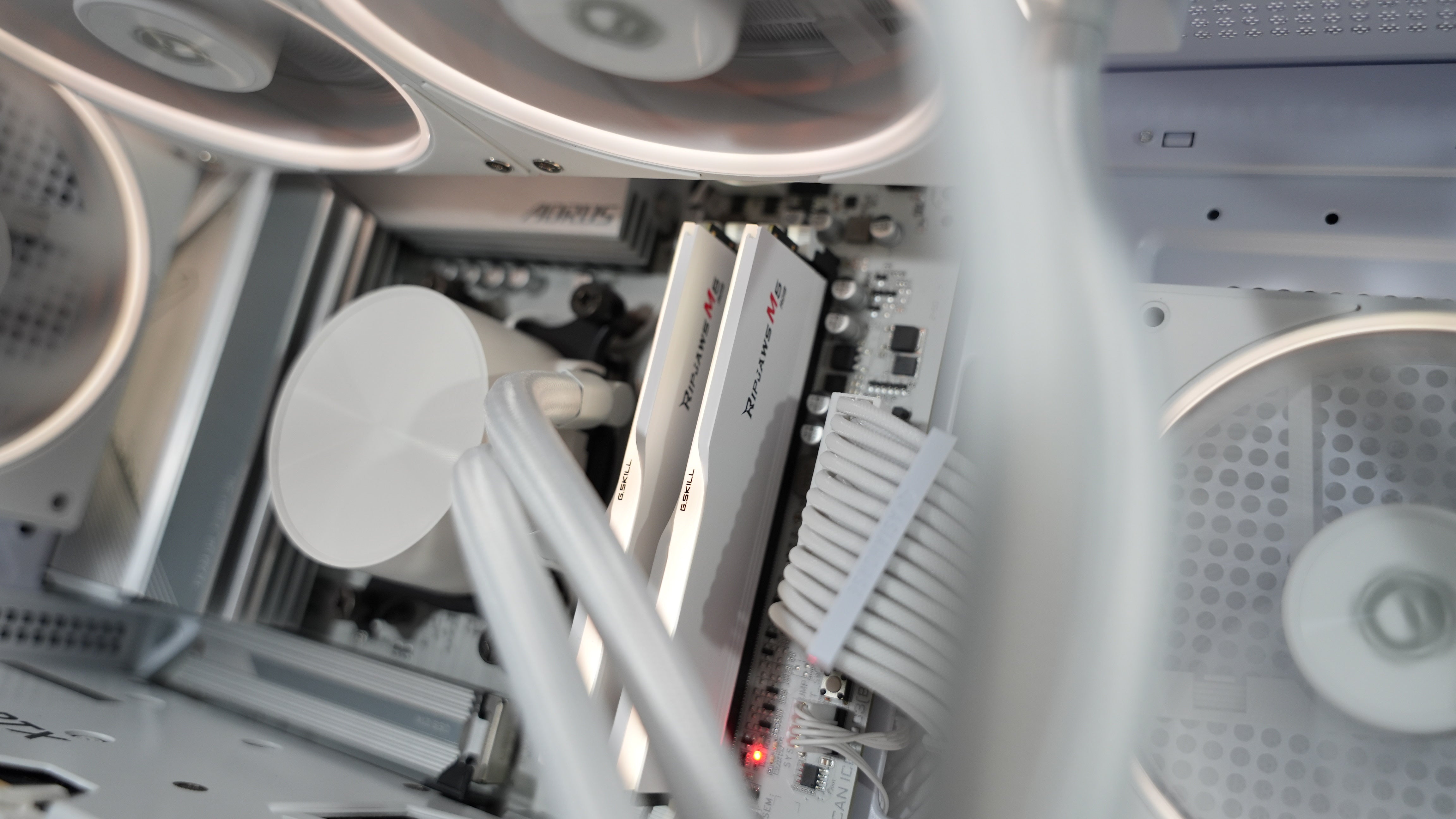 Ryzen 5 9600X + RTX 5060 Gaming PC