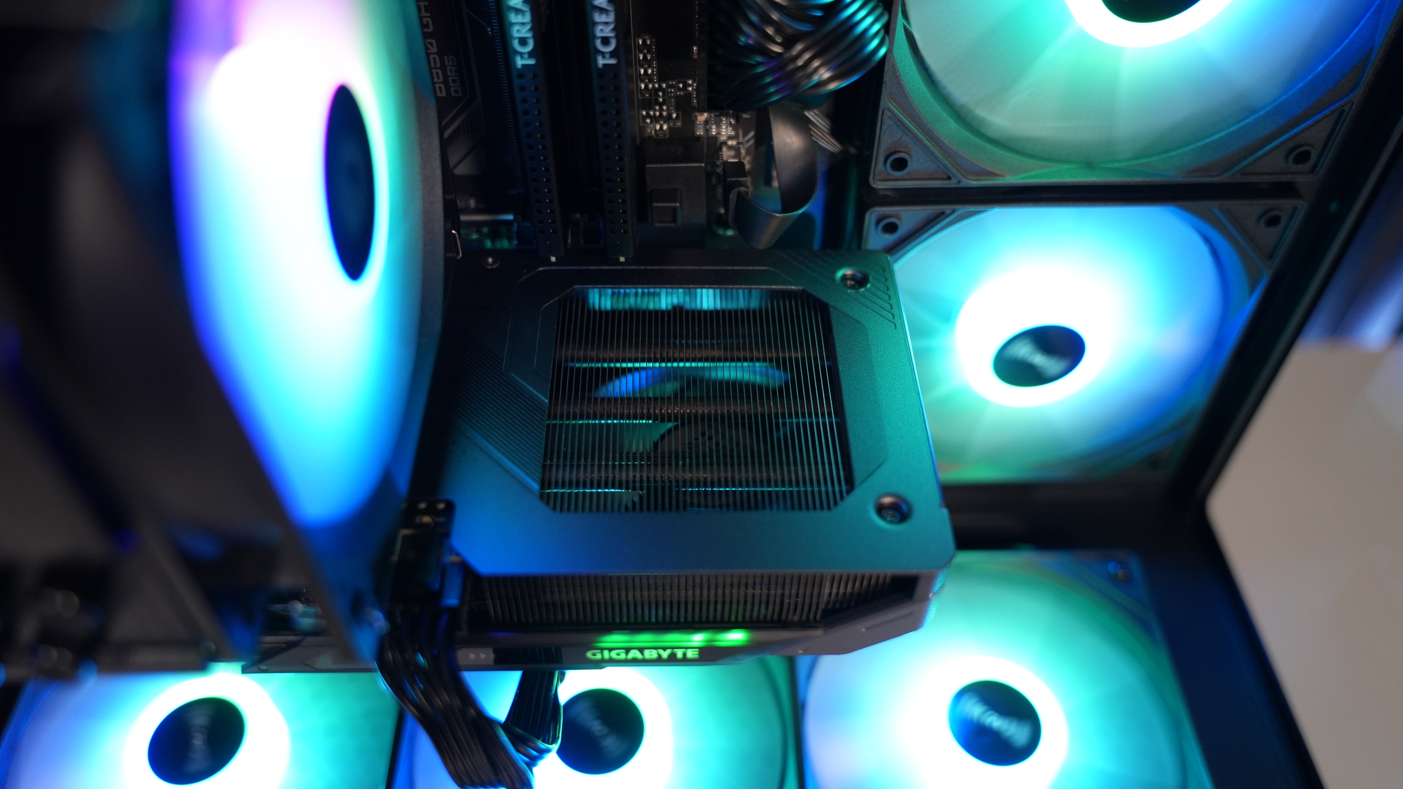 Ryzen 5 9600X + RX 9060XT 16GB Gaming PC