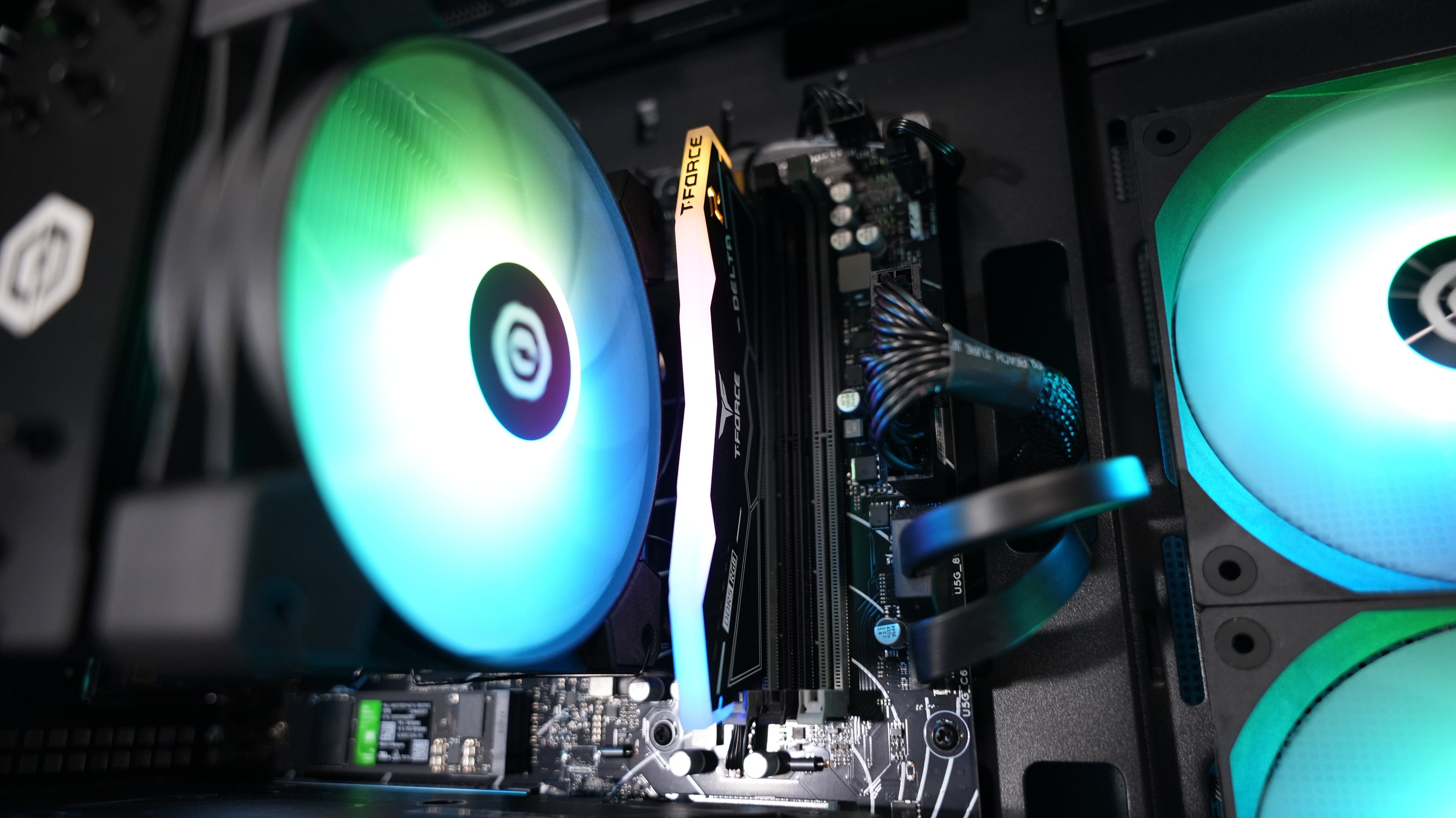 Ryzen 5 8400F + RTX 5060 Gaming PC