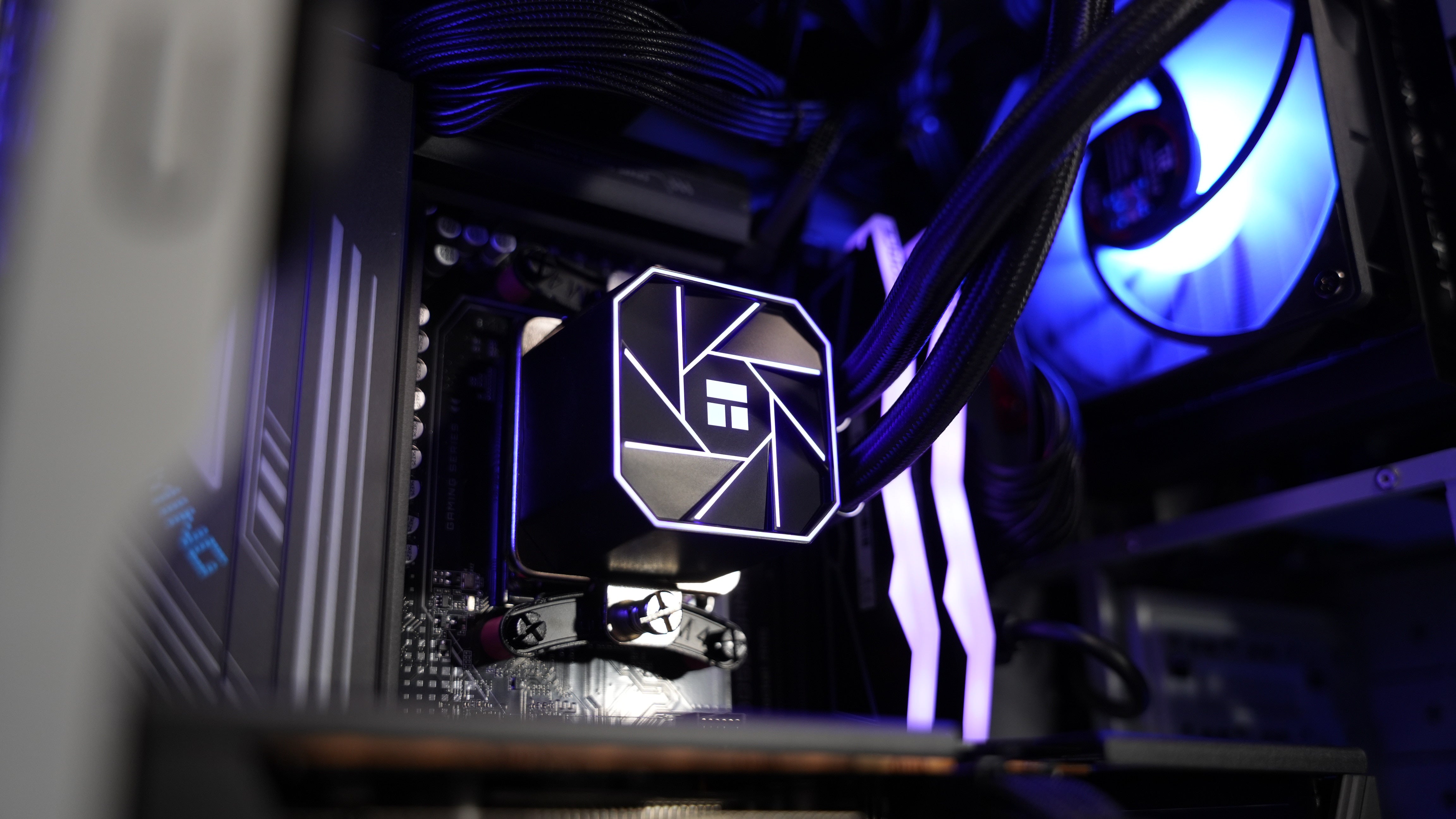 Ryzen 5 9600X + RX 9060XT 16GB Gaming PC