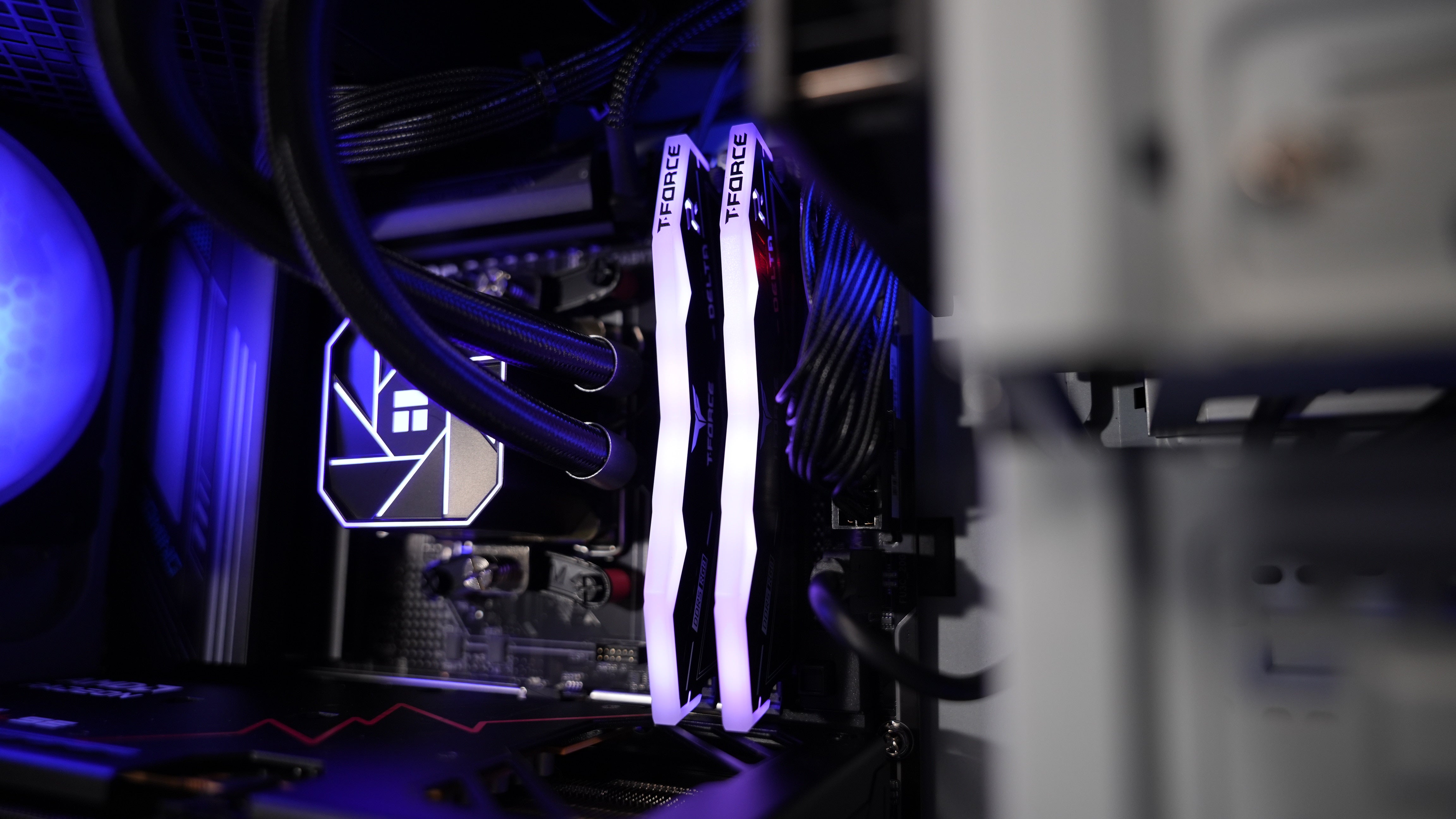 Ryzen 5 9600X + RX 9060XT 16GB Gaming PC