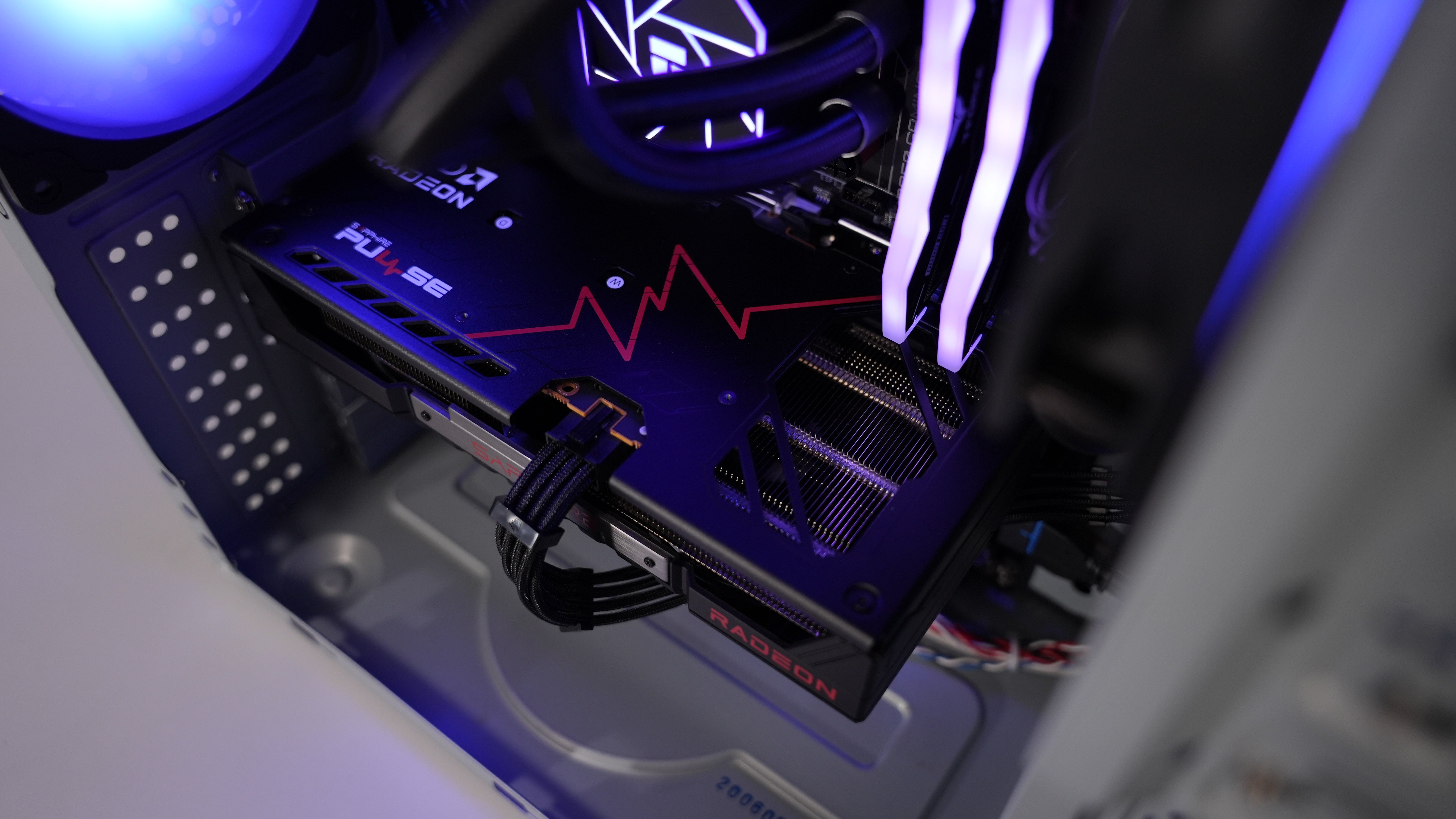 Ryzen 5 9600X + RX 9060XT 16GB Gaming PC