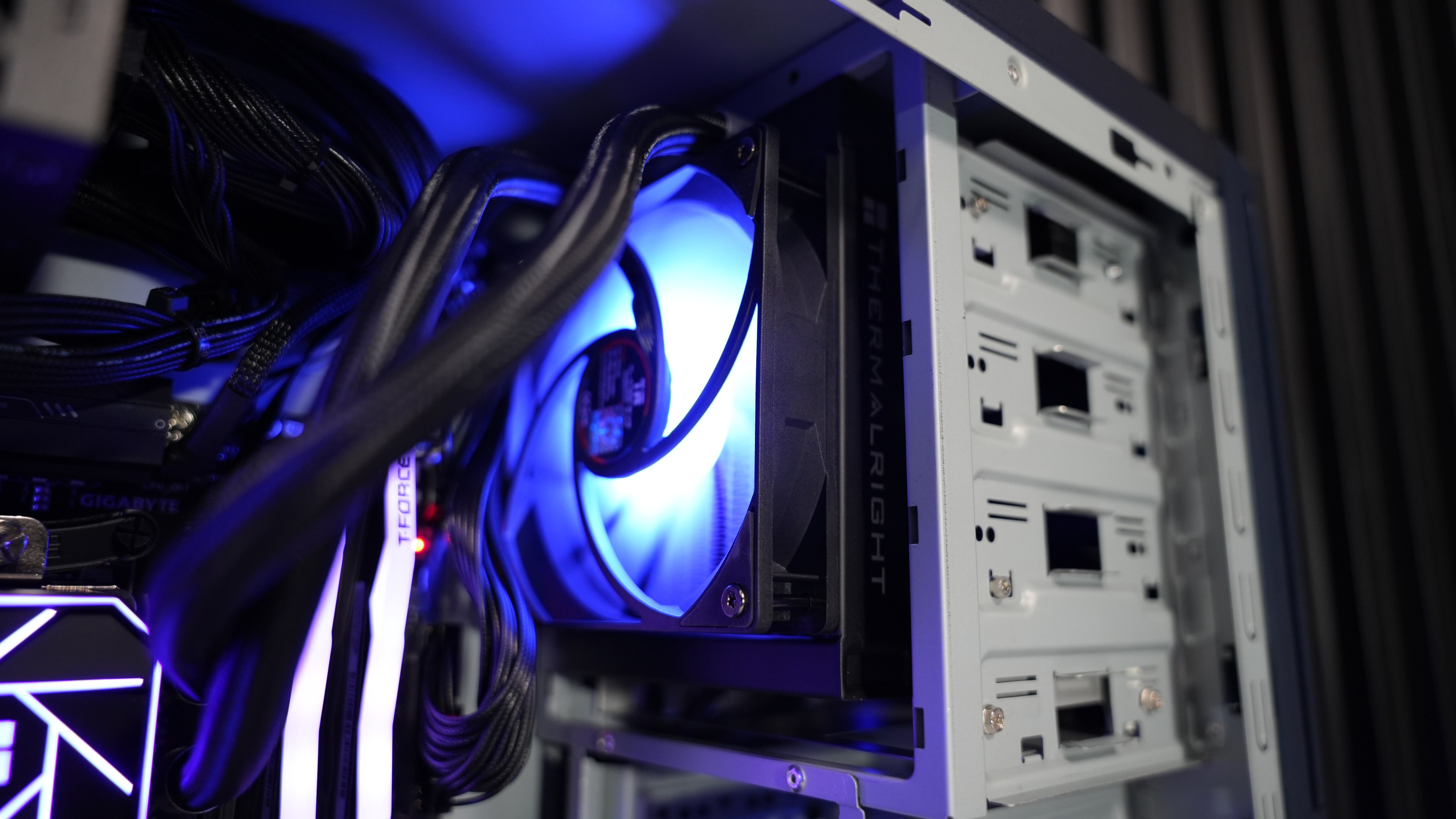 Ryzen 5 9600X + RX 9060XT 16GB Gaming PC