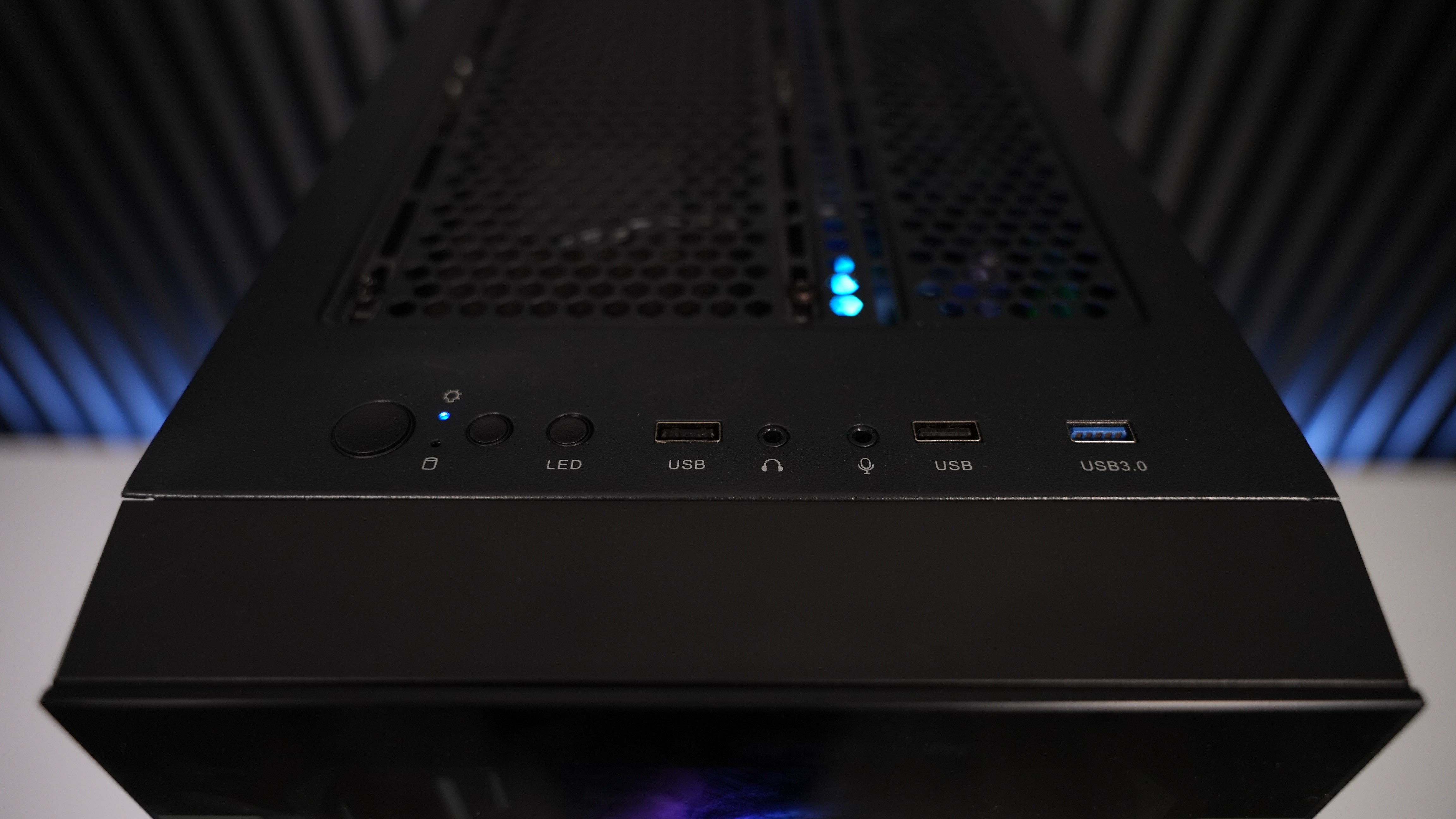 Intel i7 10700F + RX 9060XT 8GB Gaming PC