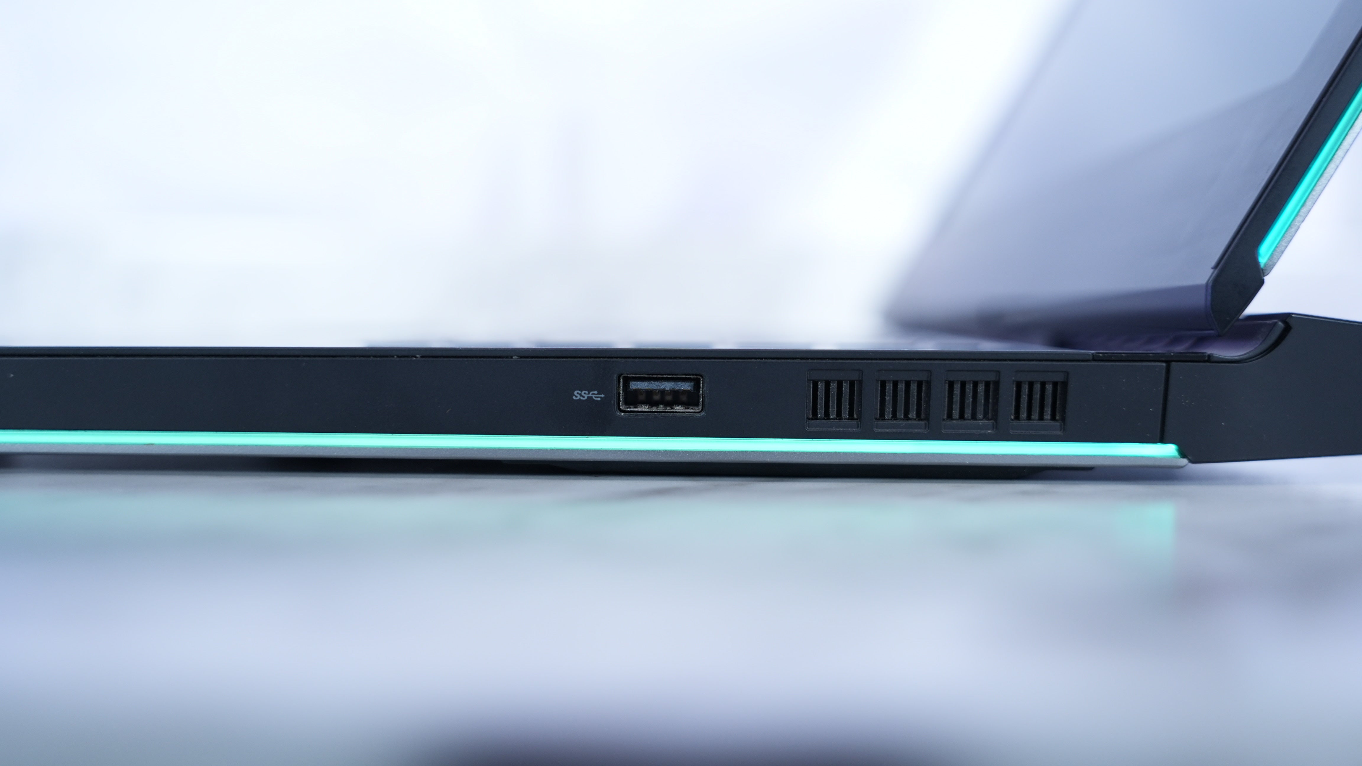 Alienware 15 R3 - Intel i7 7700HQ + GTX 1070 Gaming Laptop (In Stock)