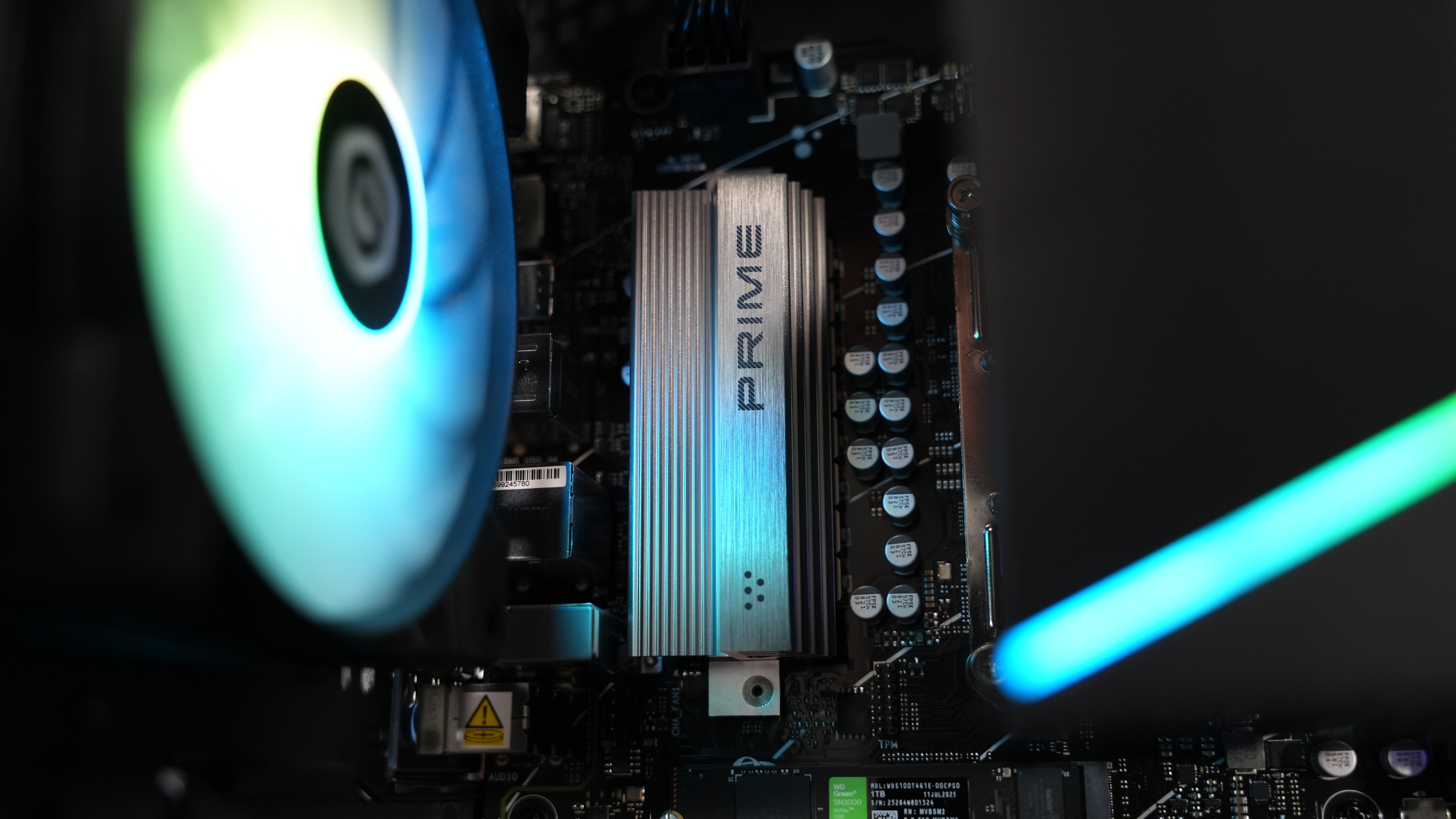 Ryzen 5 8400F + RTX 5060 Gaming PC