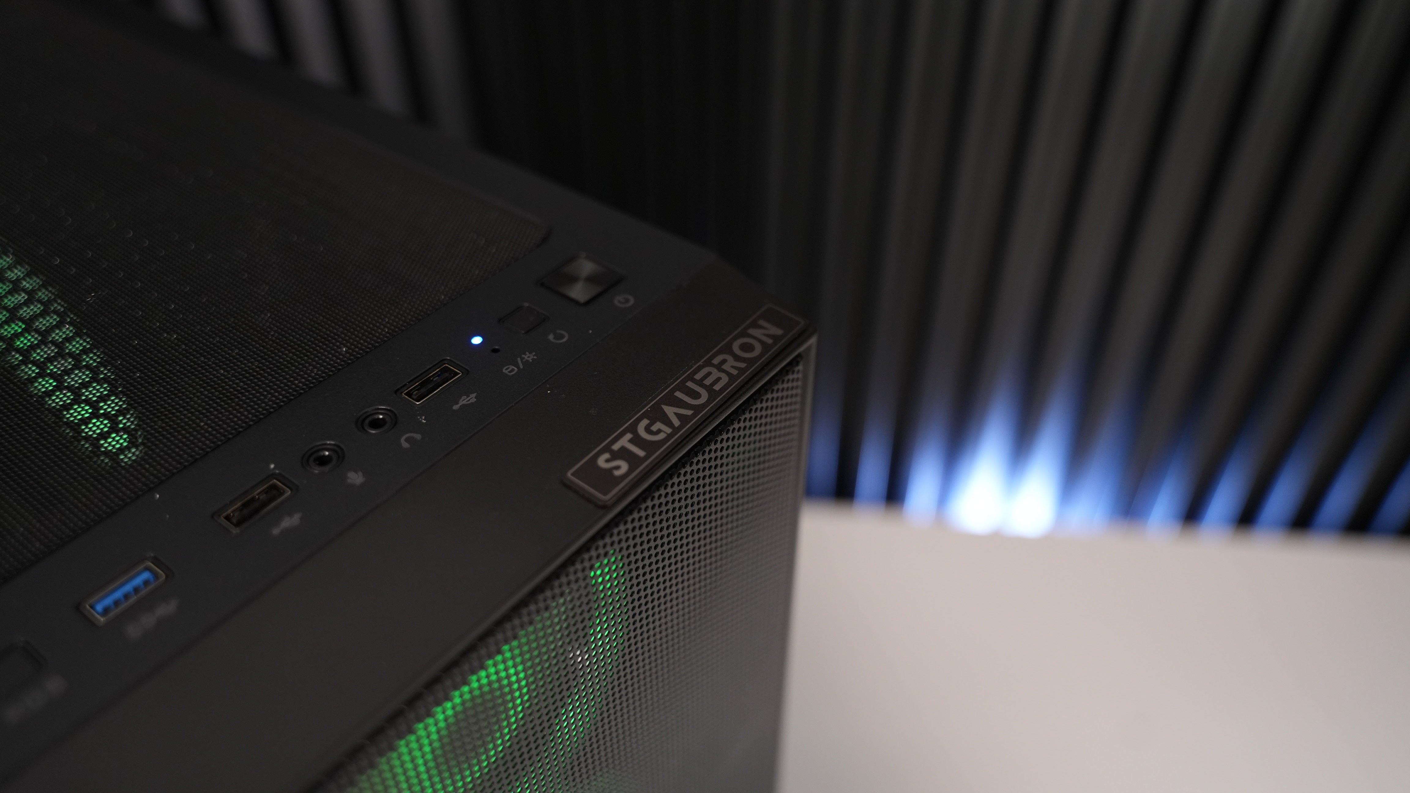 Intel i7 8850H + RX 580 Gaming PC