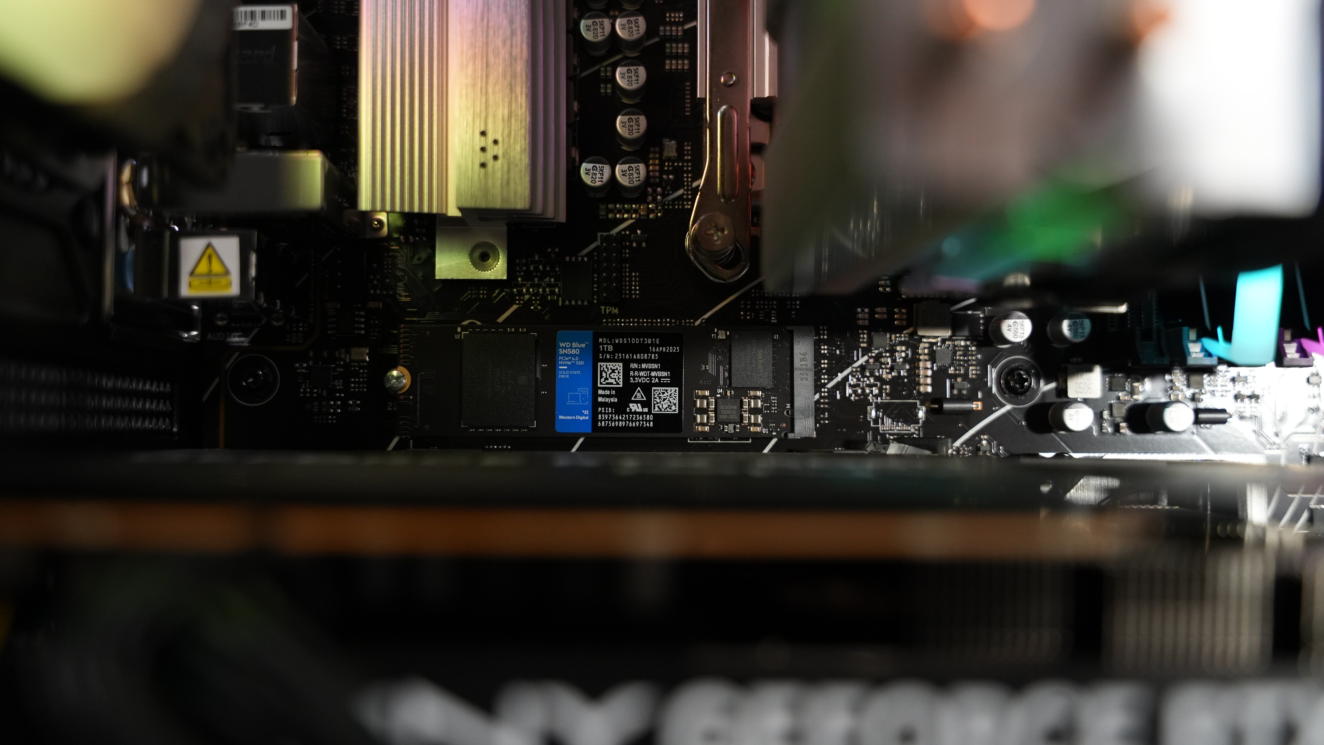 Ryzen 5 8400F + RTX 5060 Gaming PC