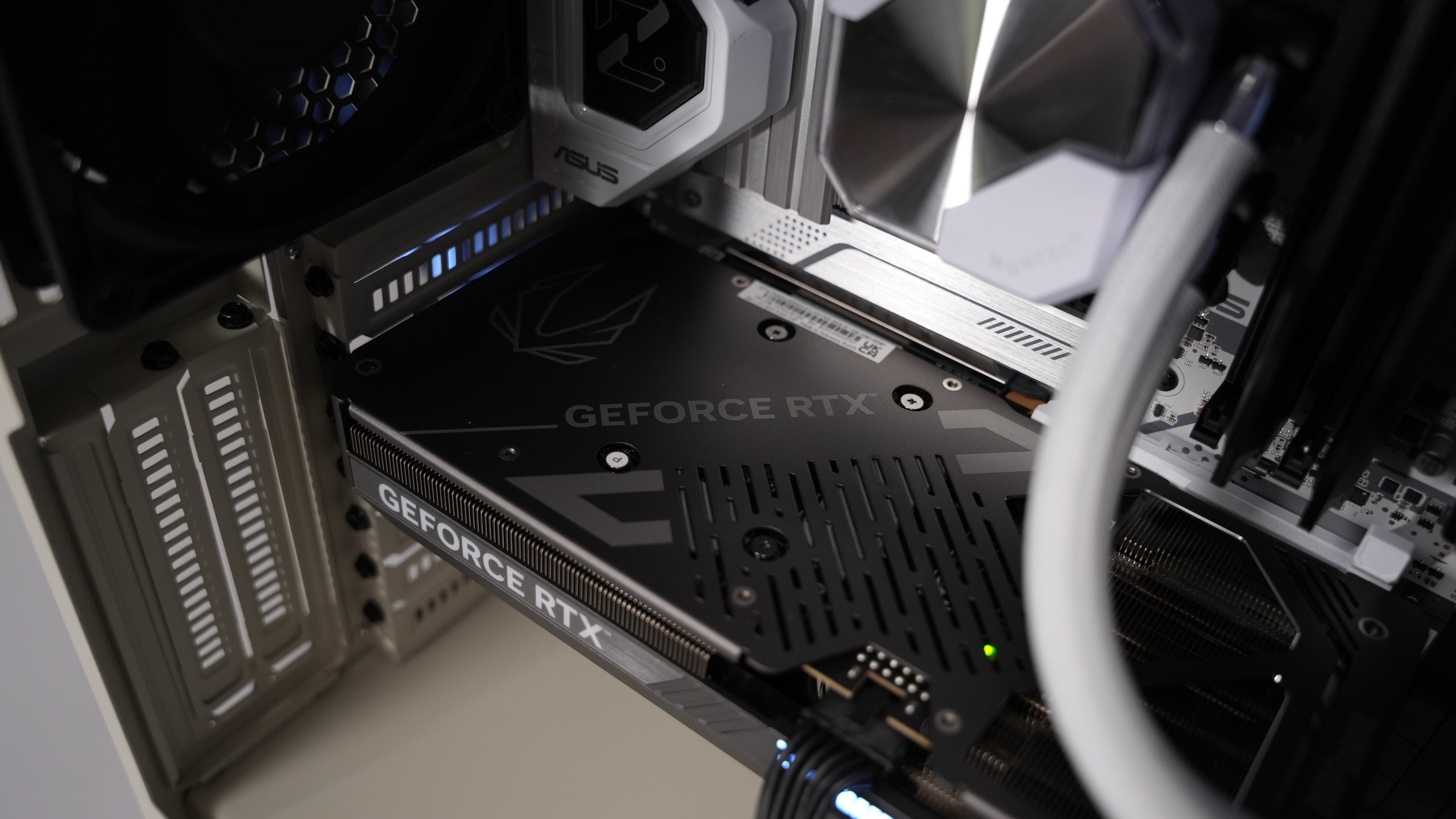 Intel Ultra 7 265K + RTX 5070 Gaming/Streaming PC