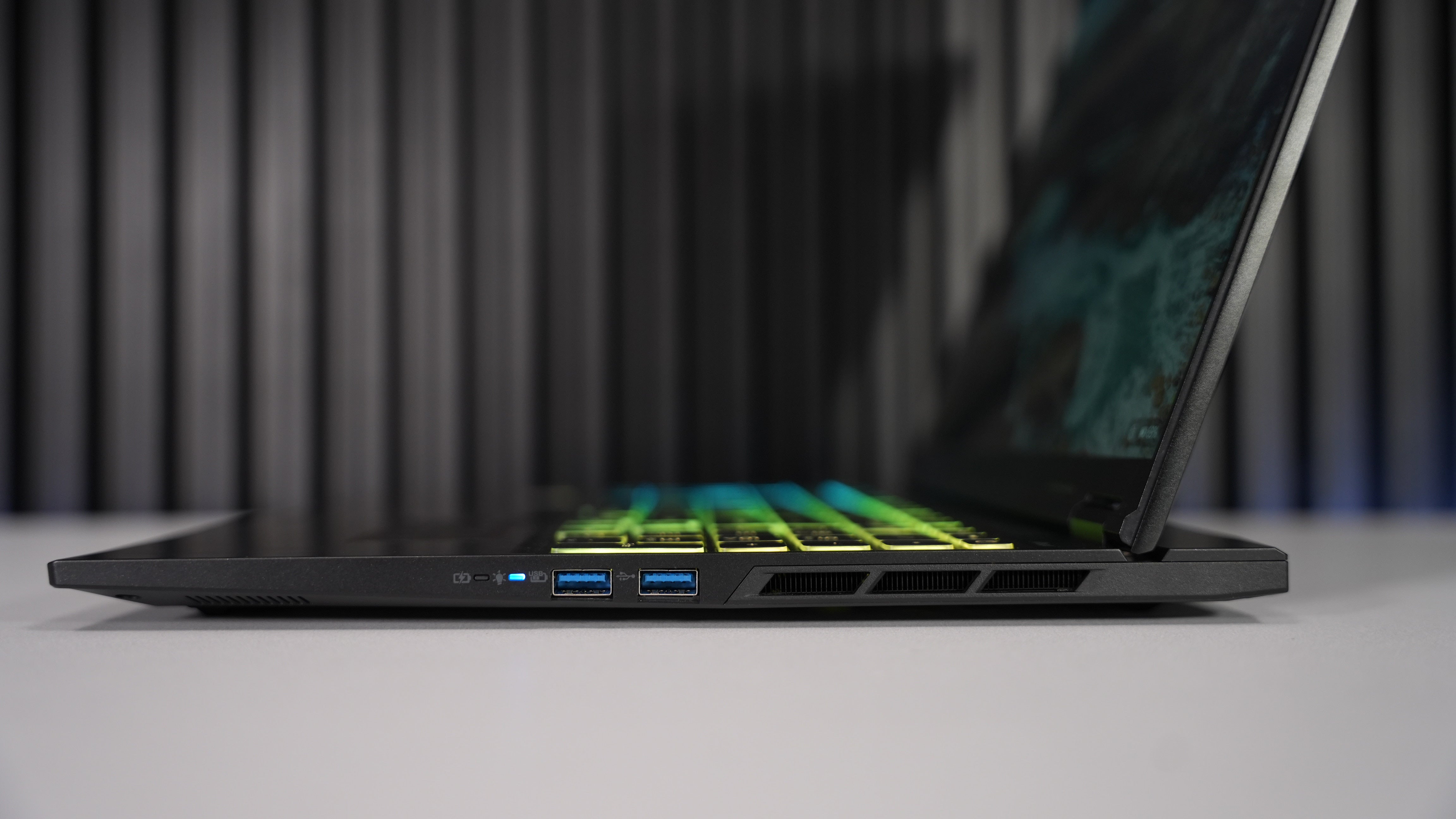 Ryzen AI 7 350 + RTX 5060 Gaming Laptop