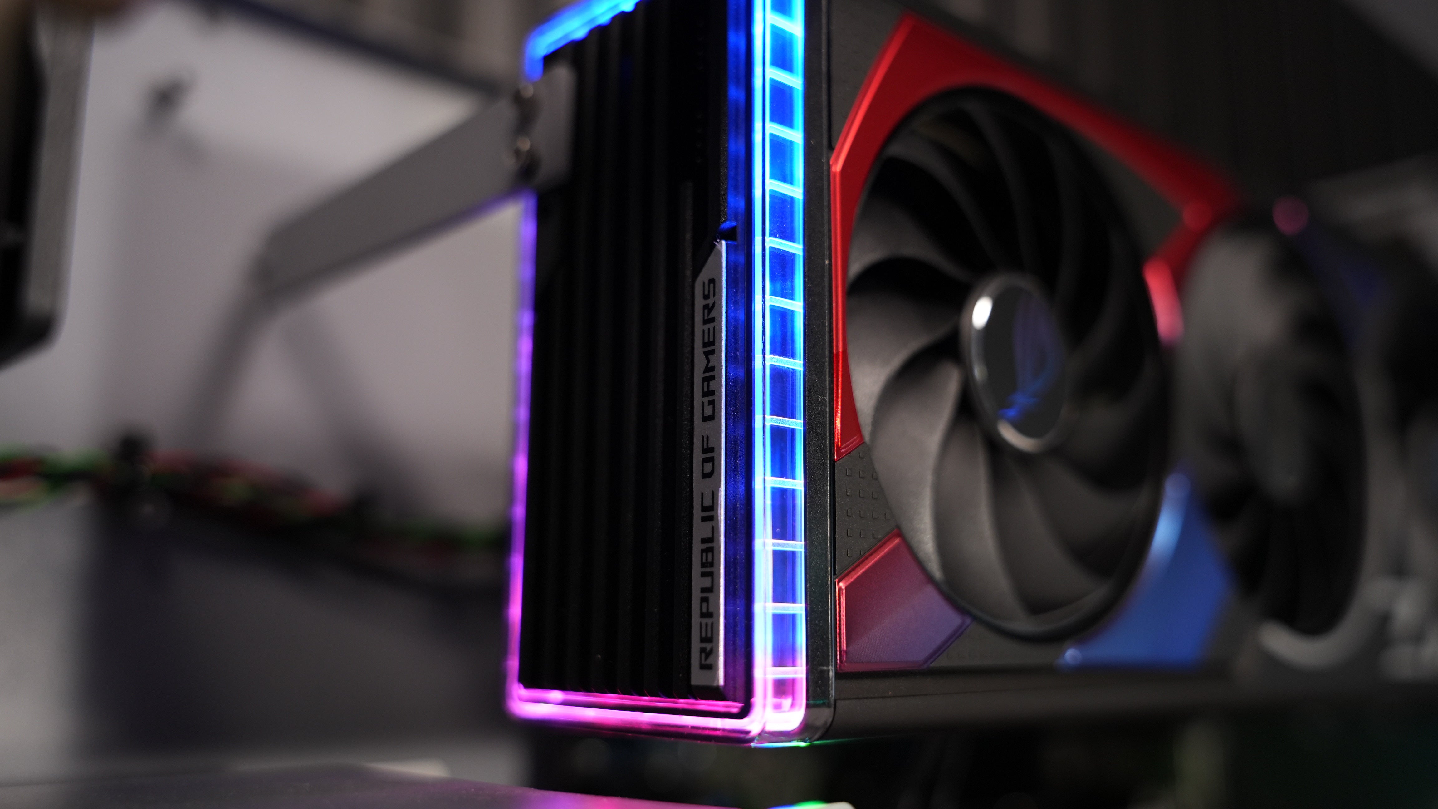 Ryzen 5 9600X + RTX 4060 Sleeper Gaming PC