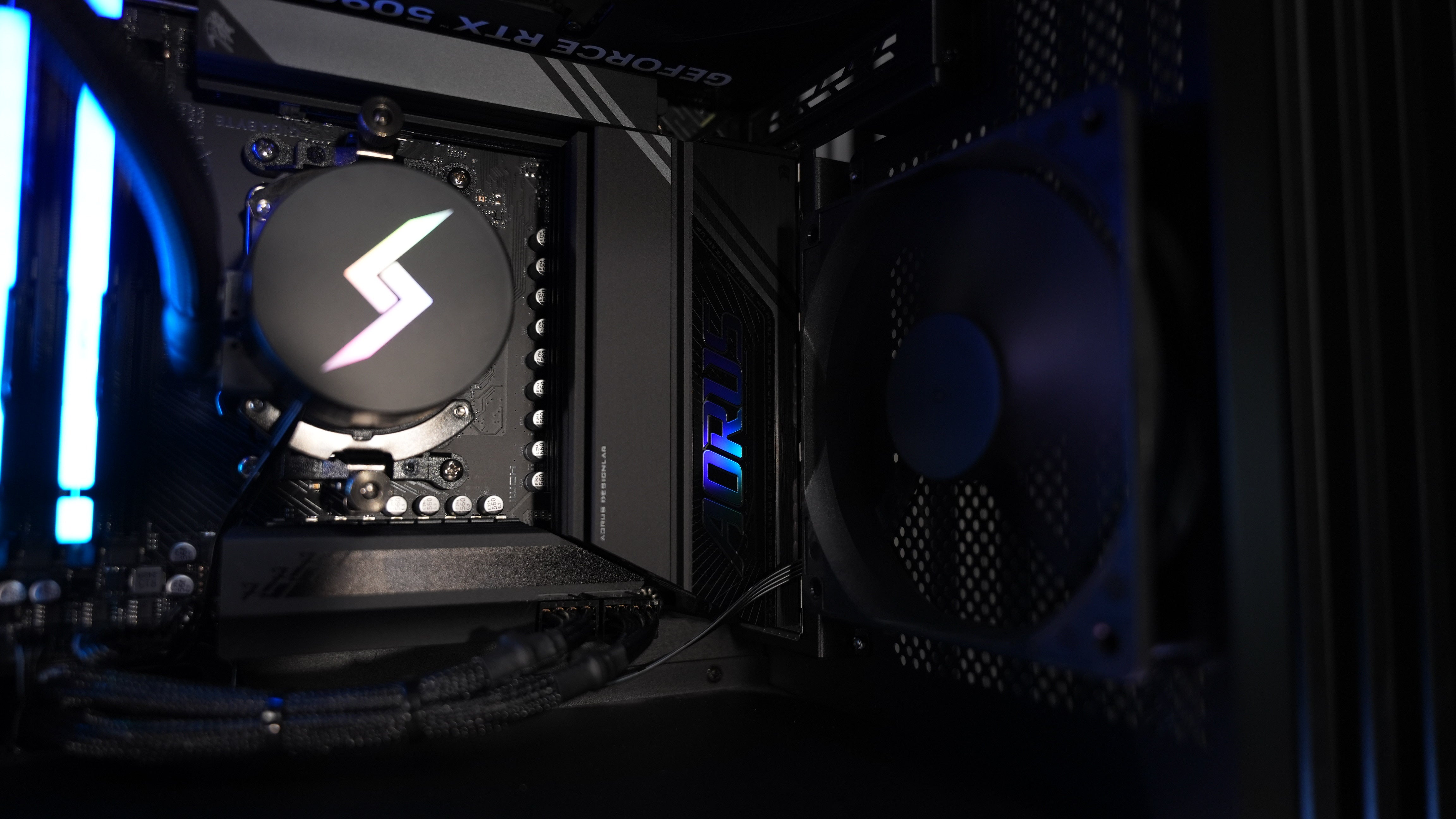 Ryzen 7 9800X3D + RTX 5090 Gaming/Streaming PC