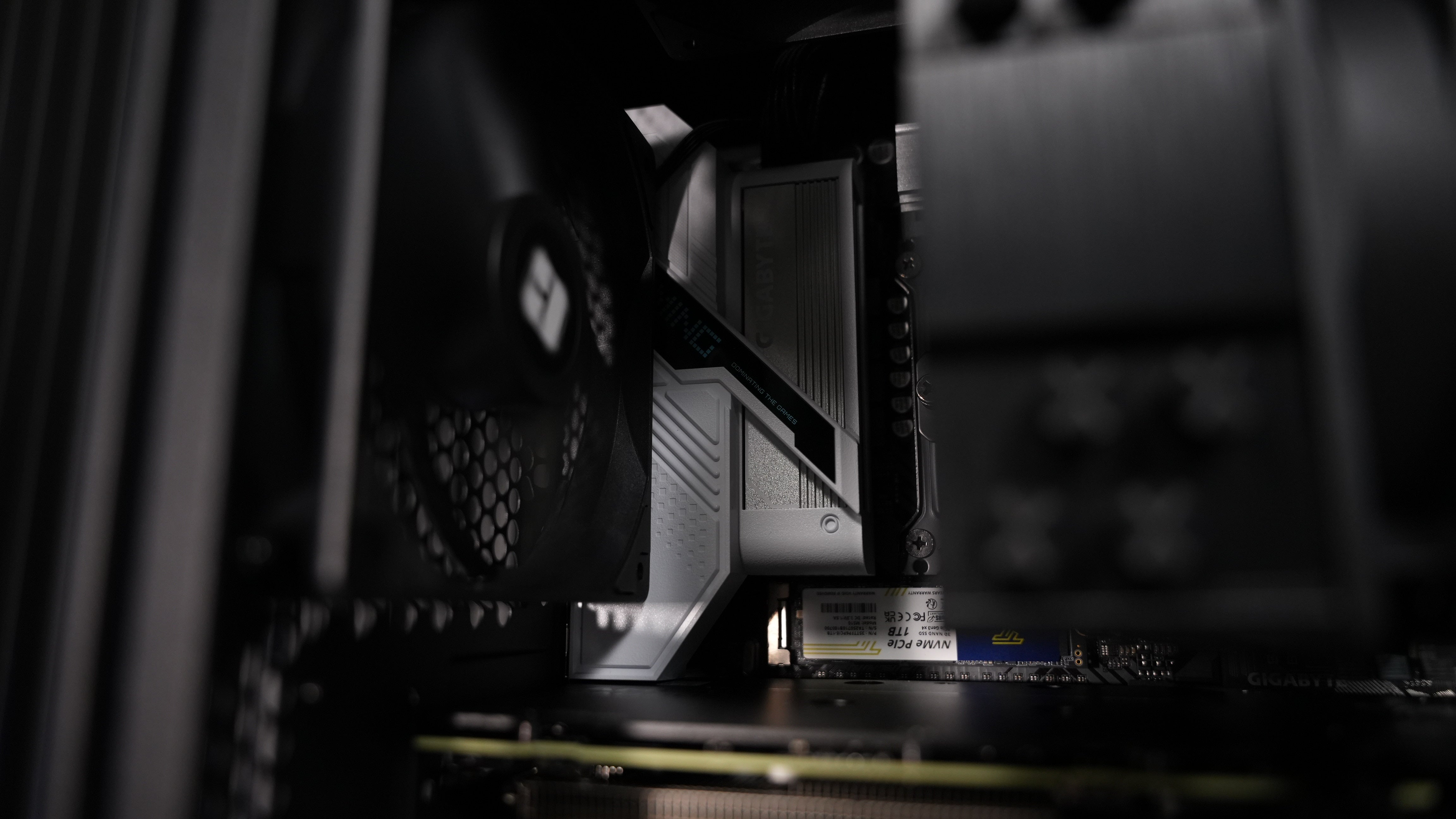 Intel i5 12600KF + RX 9060XT Gaming PC
