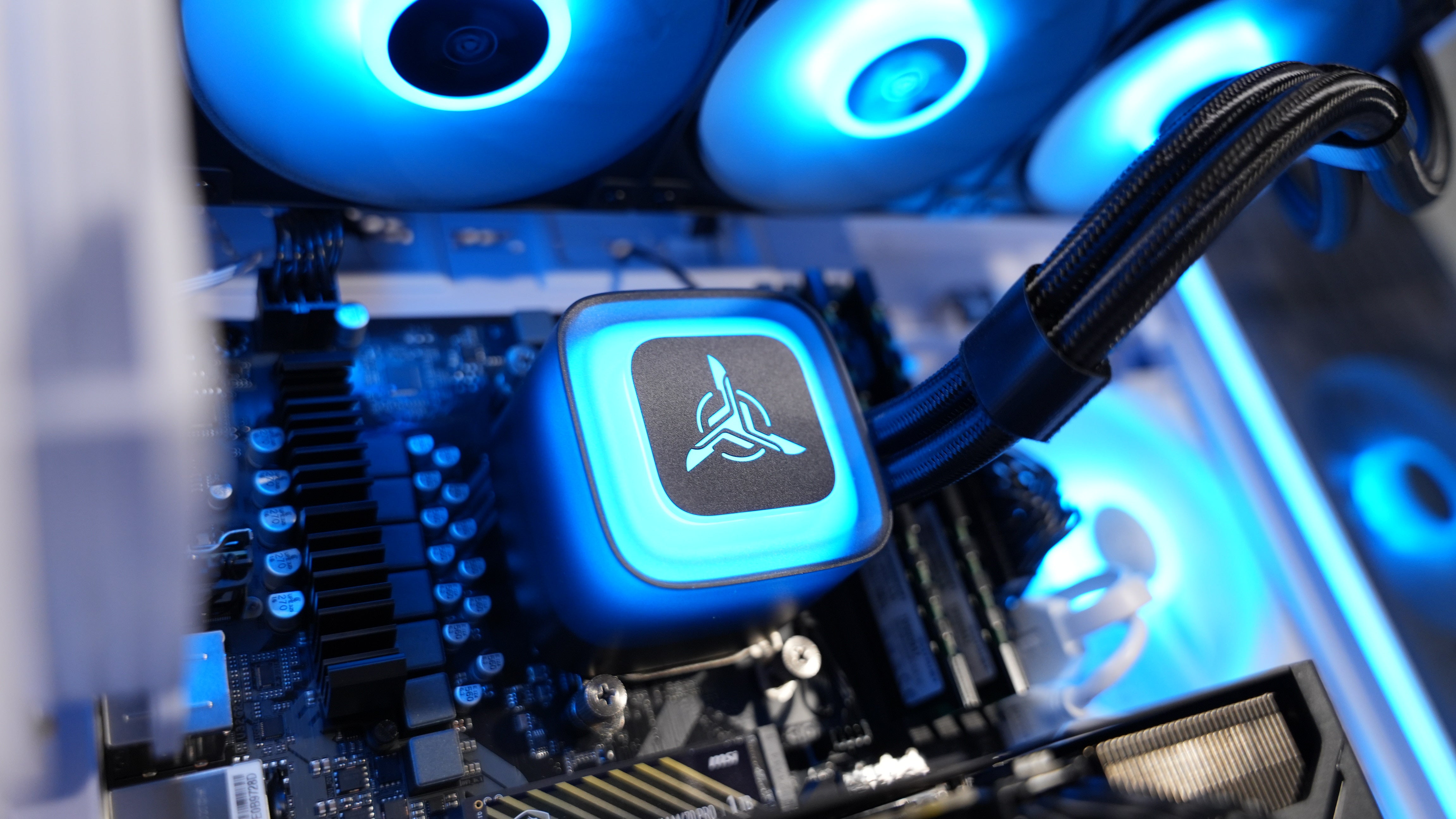 Ryzen 7 9700X + RTX 5060Ti Gaming PC
