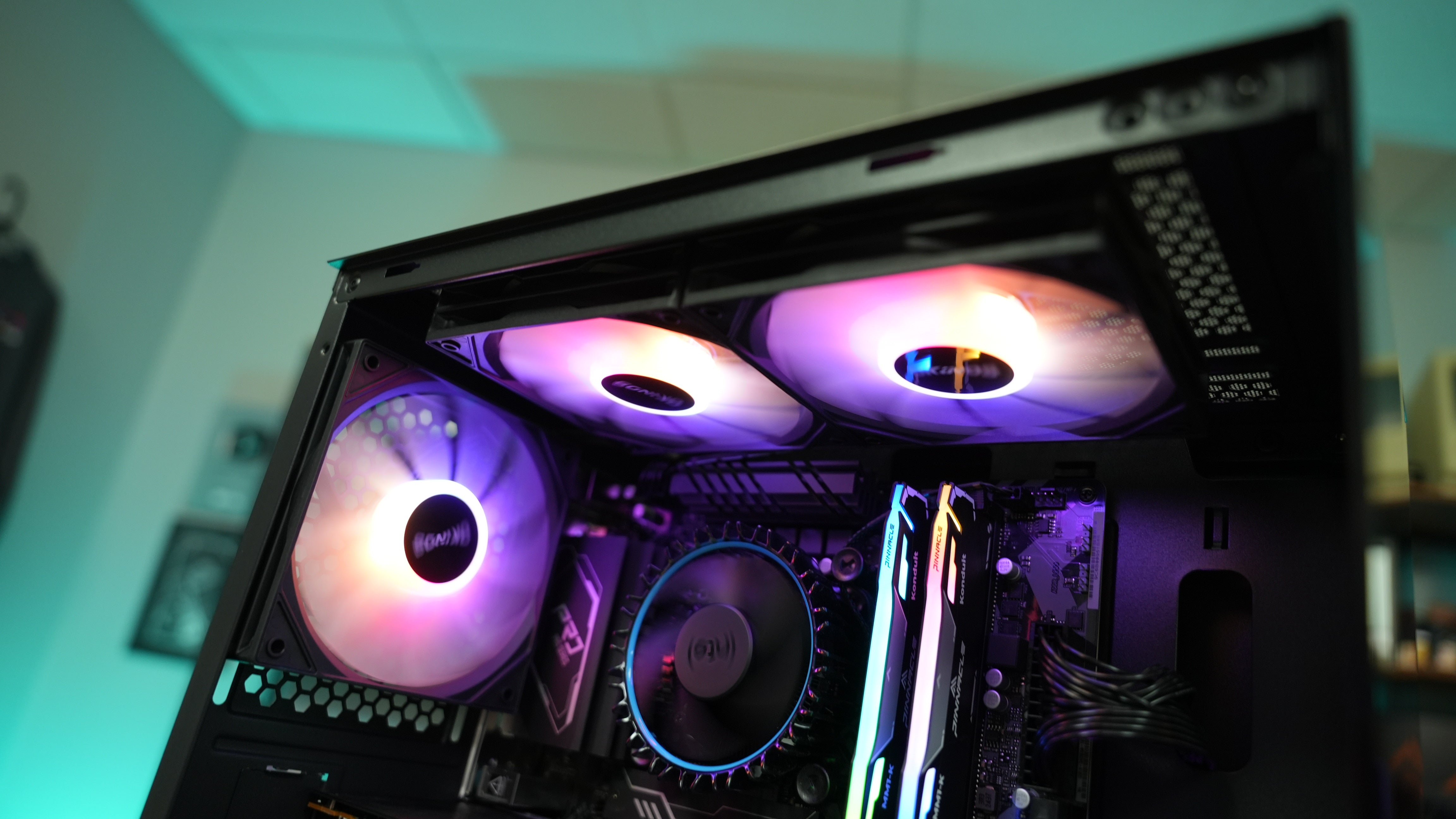 Plus Streamer PC - i5 14400F + RX 9060 XT