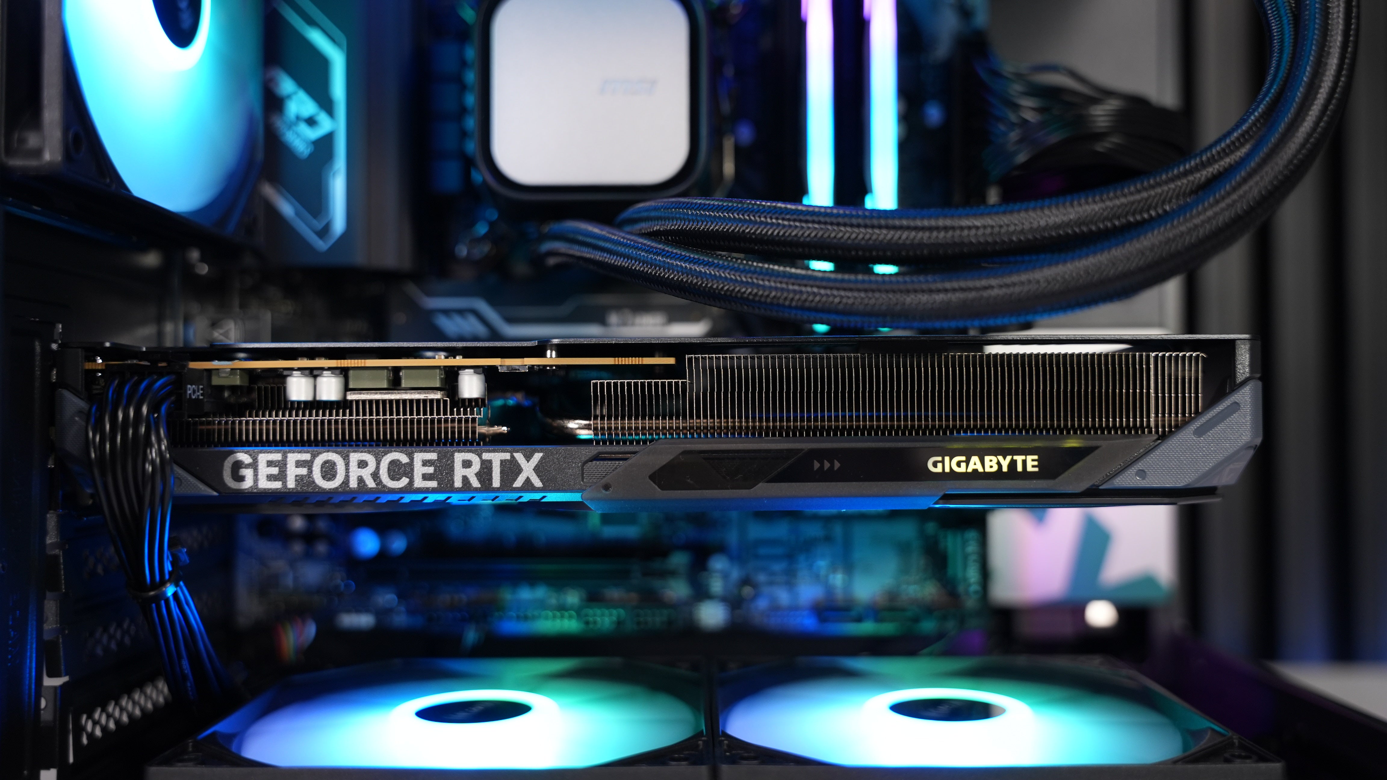 Intel i5 14600K + RTX 5060 Gaming PC