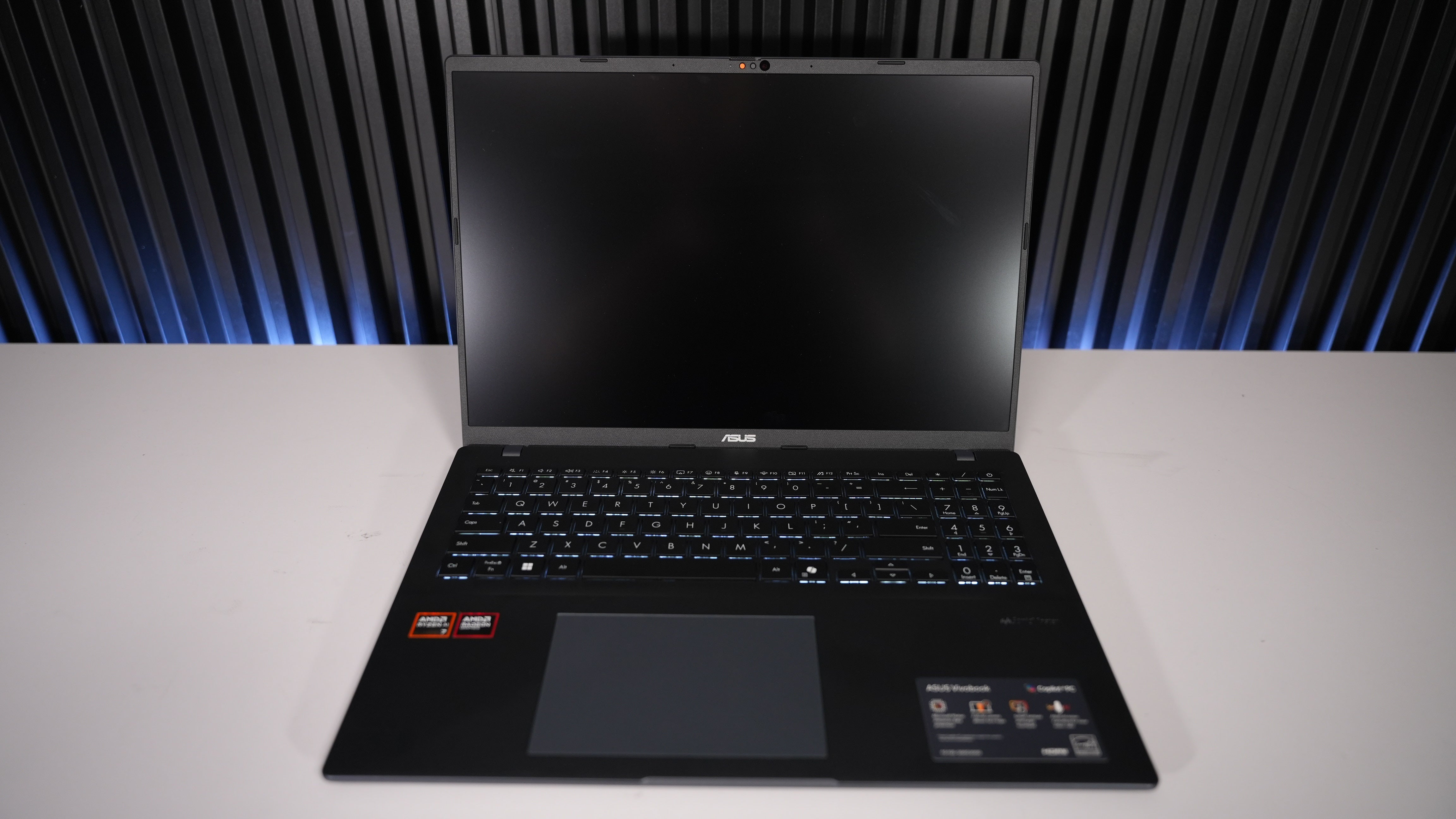Asus Vivobook 16 // (Ryzen AI 7 350)