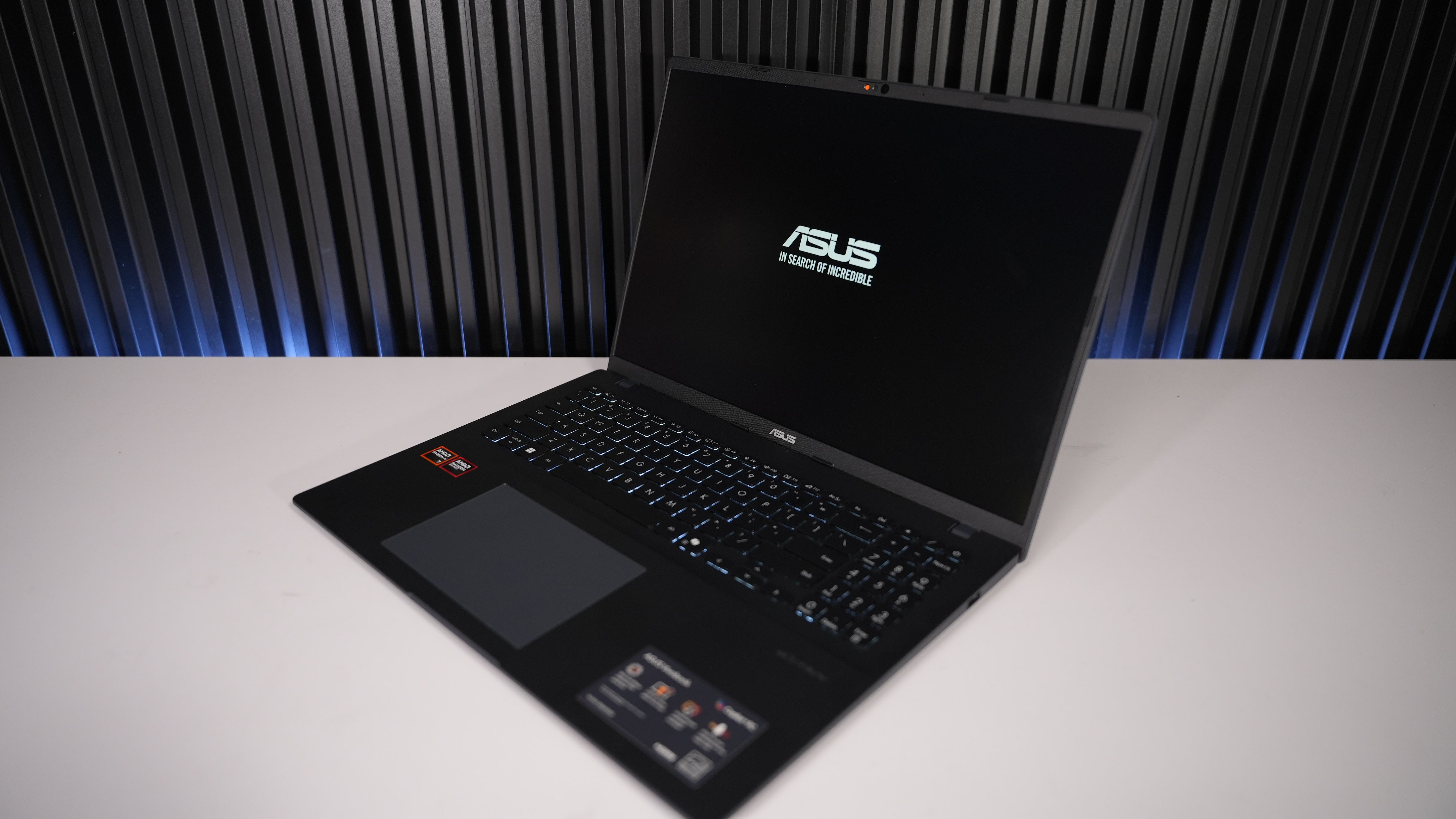 Asus Vivobook 16 // (Ryzen AI 7 350)