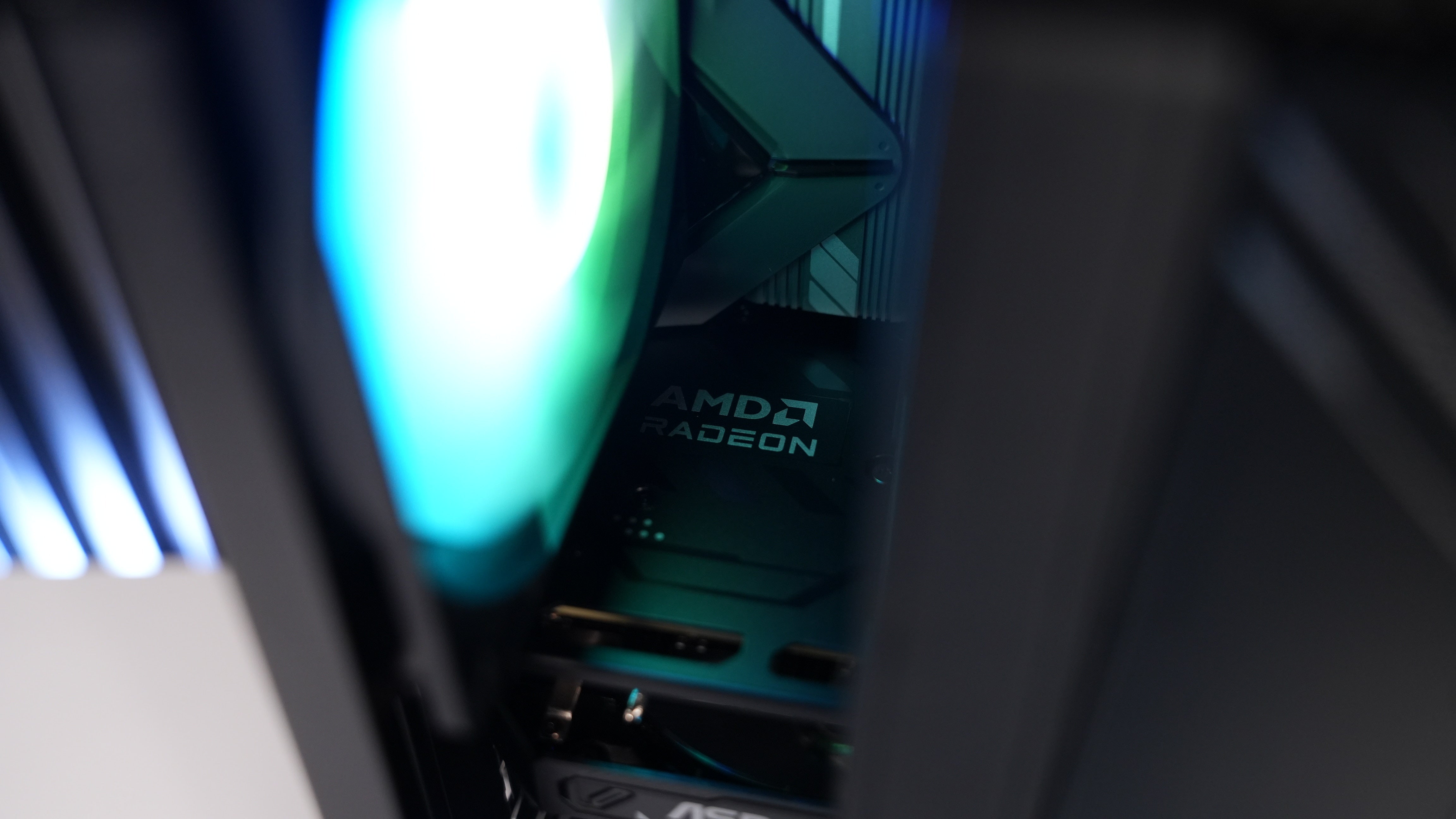 Ryzen 5 9600X + RX 9060XT 16GB Gaming PC