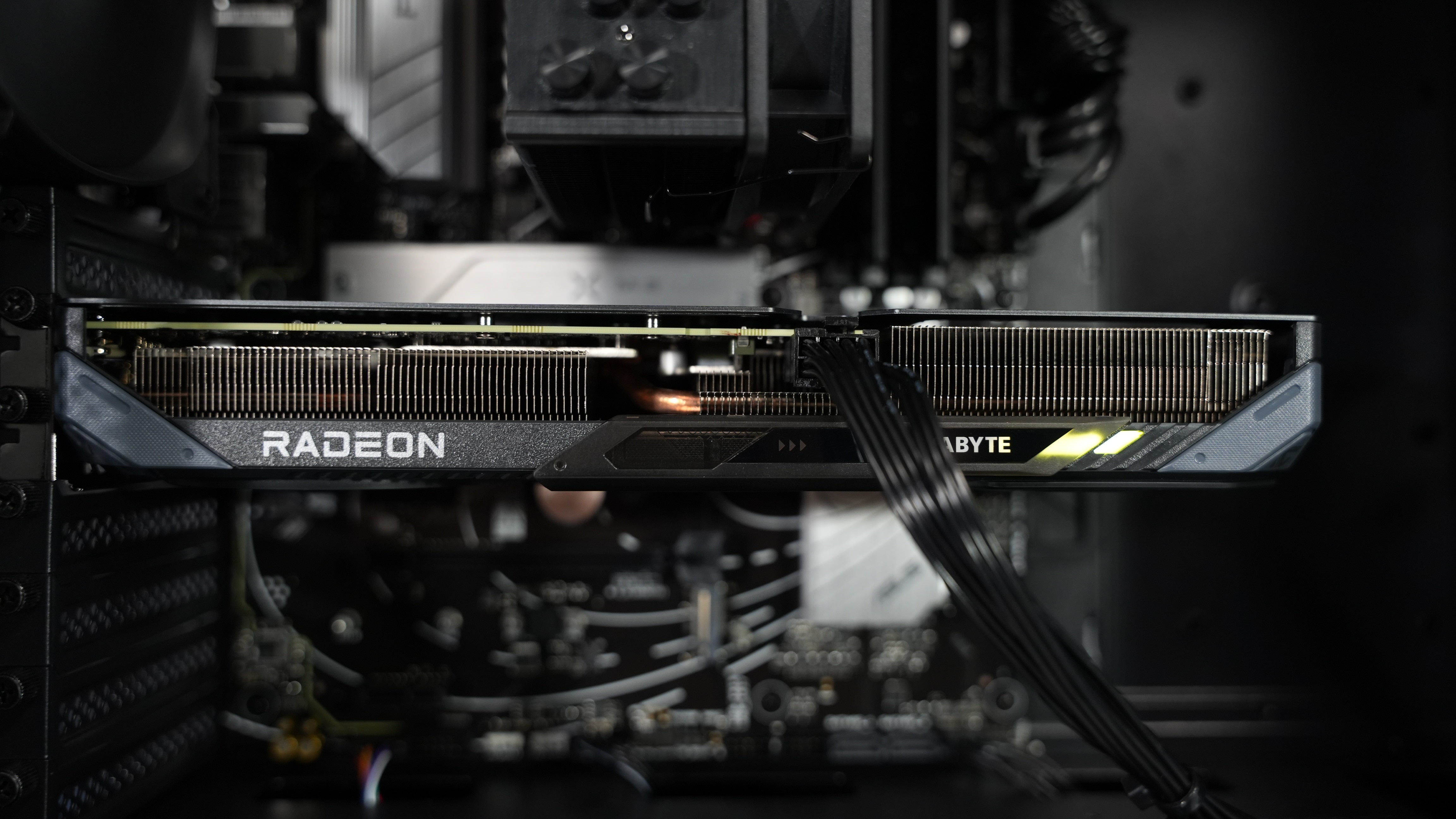Ryzen 5 9600X + RX 9060XT 16GB Gaming PC