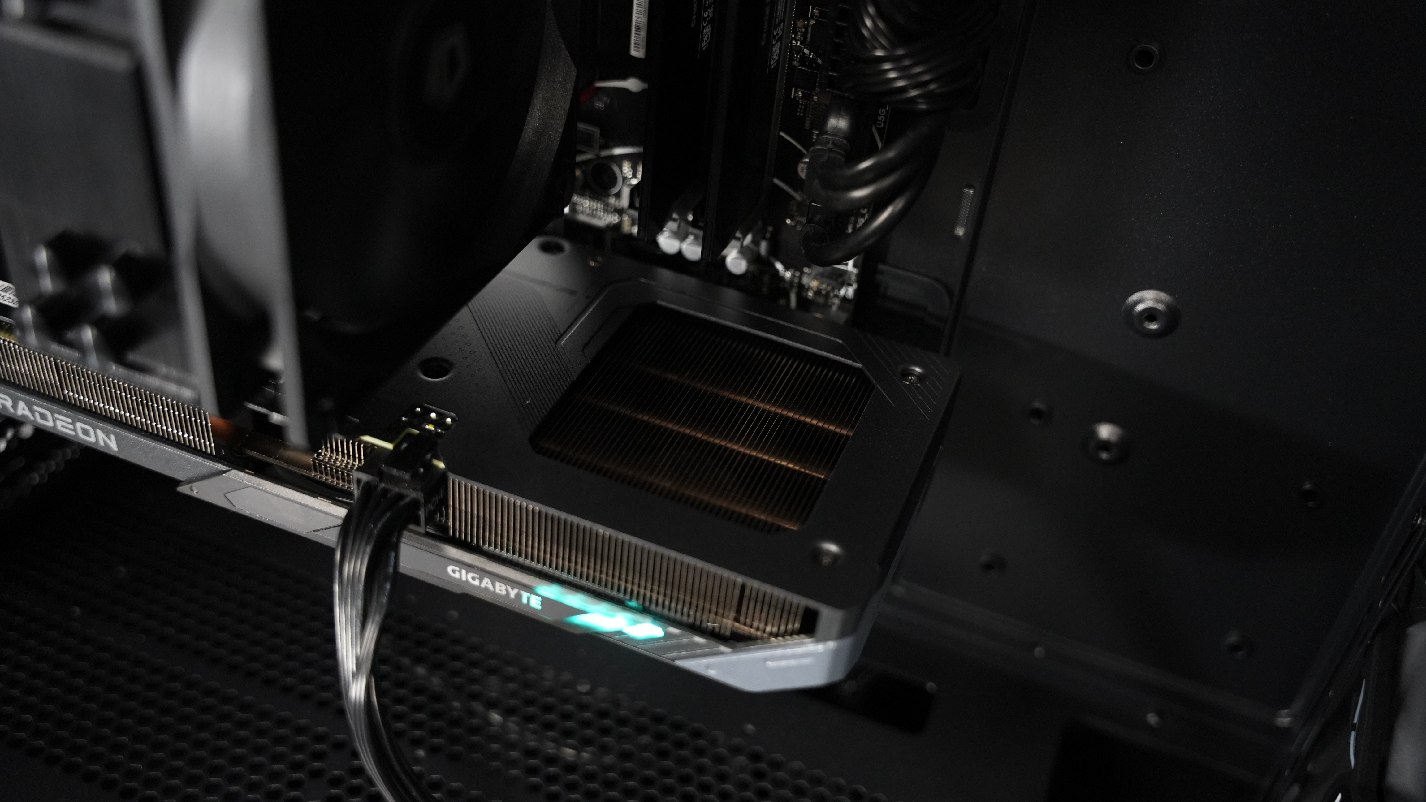 Ryzen 5 9600X + RX 9060XT 16GB Gaming PC