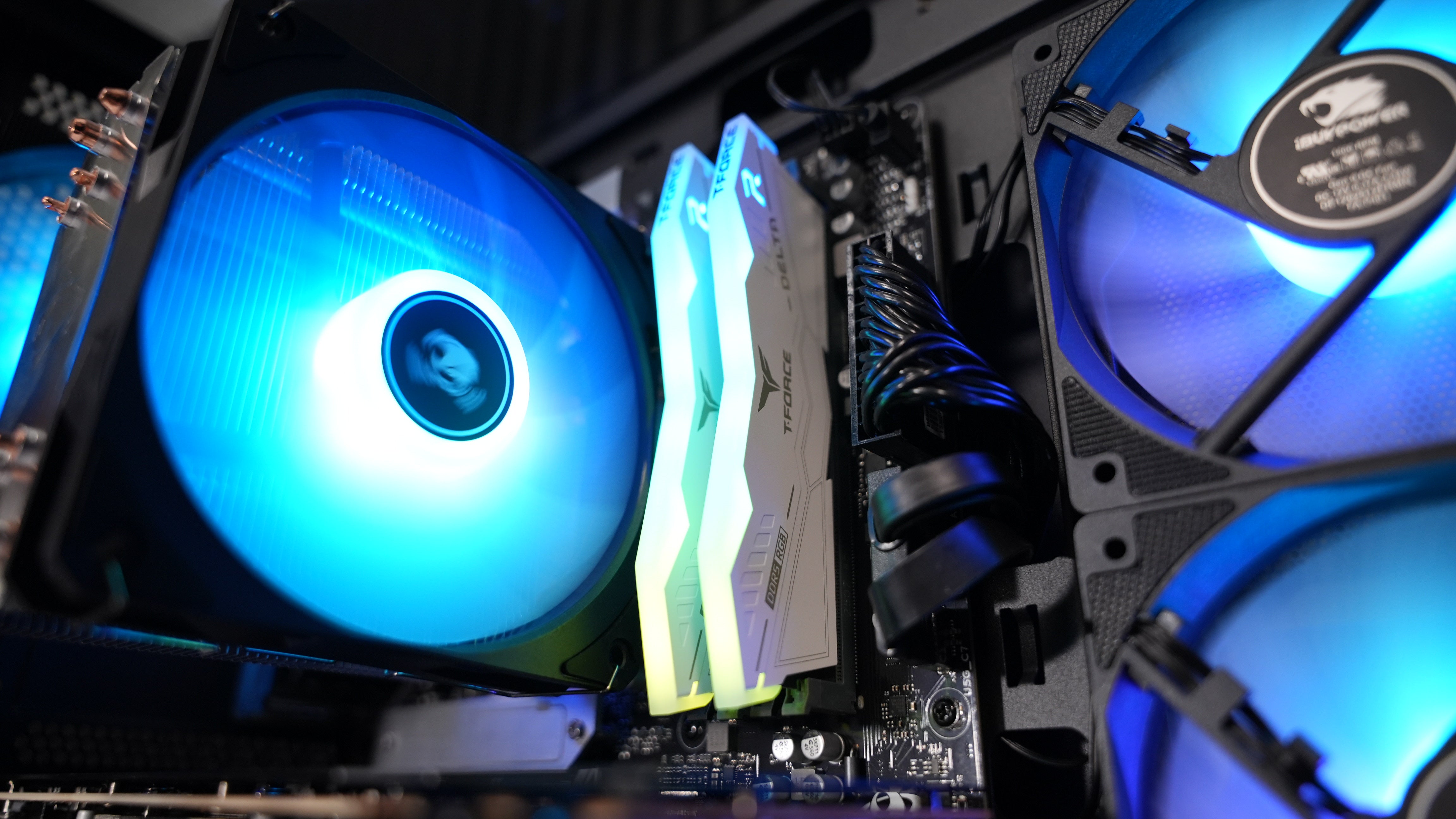 Ryzen 7 8700F + RX 7700XT Gaming PC