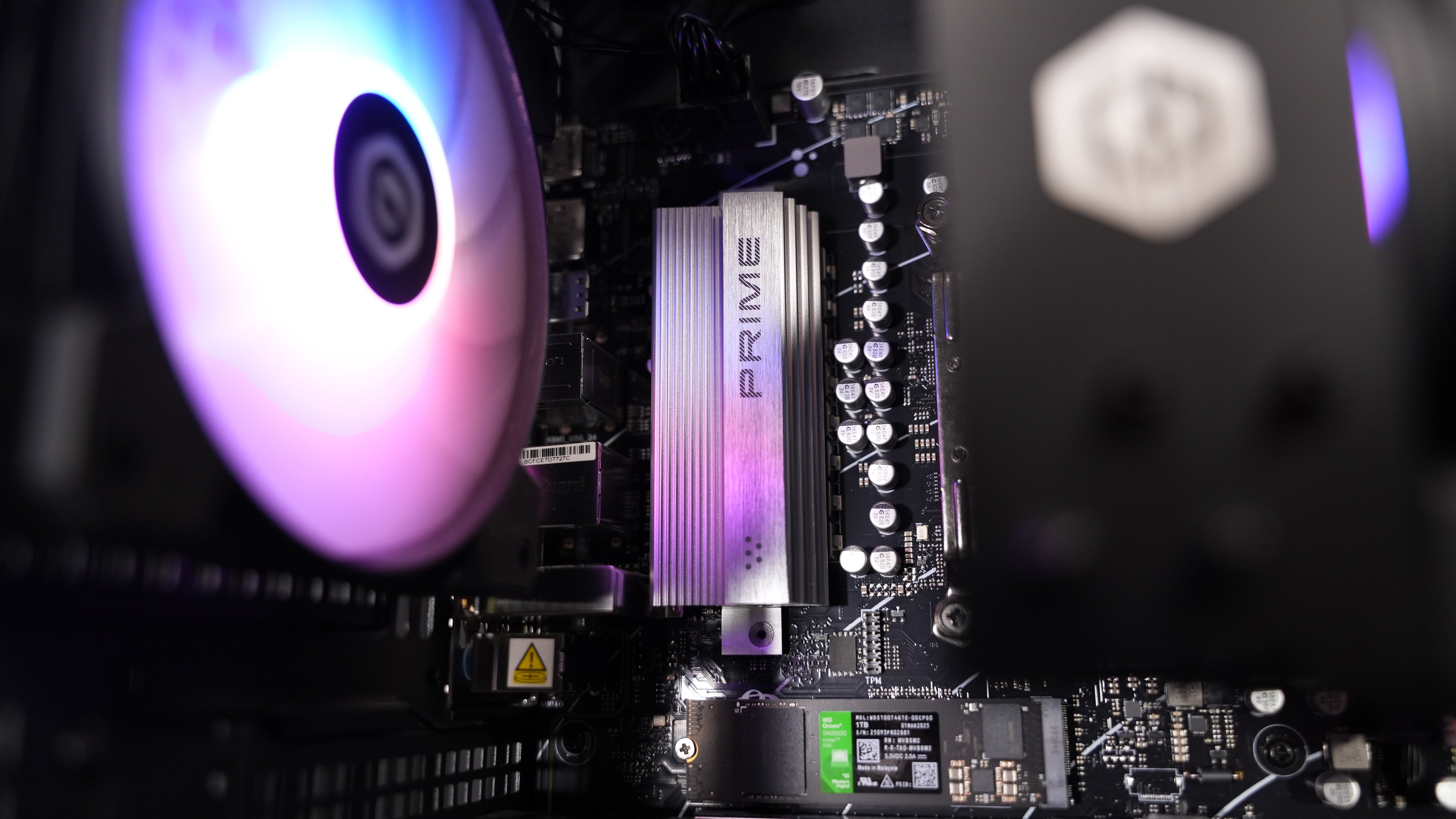 Ryzen 5 8400F + RTX 5060 Gaming PC