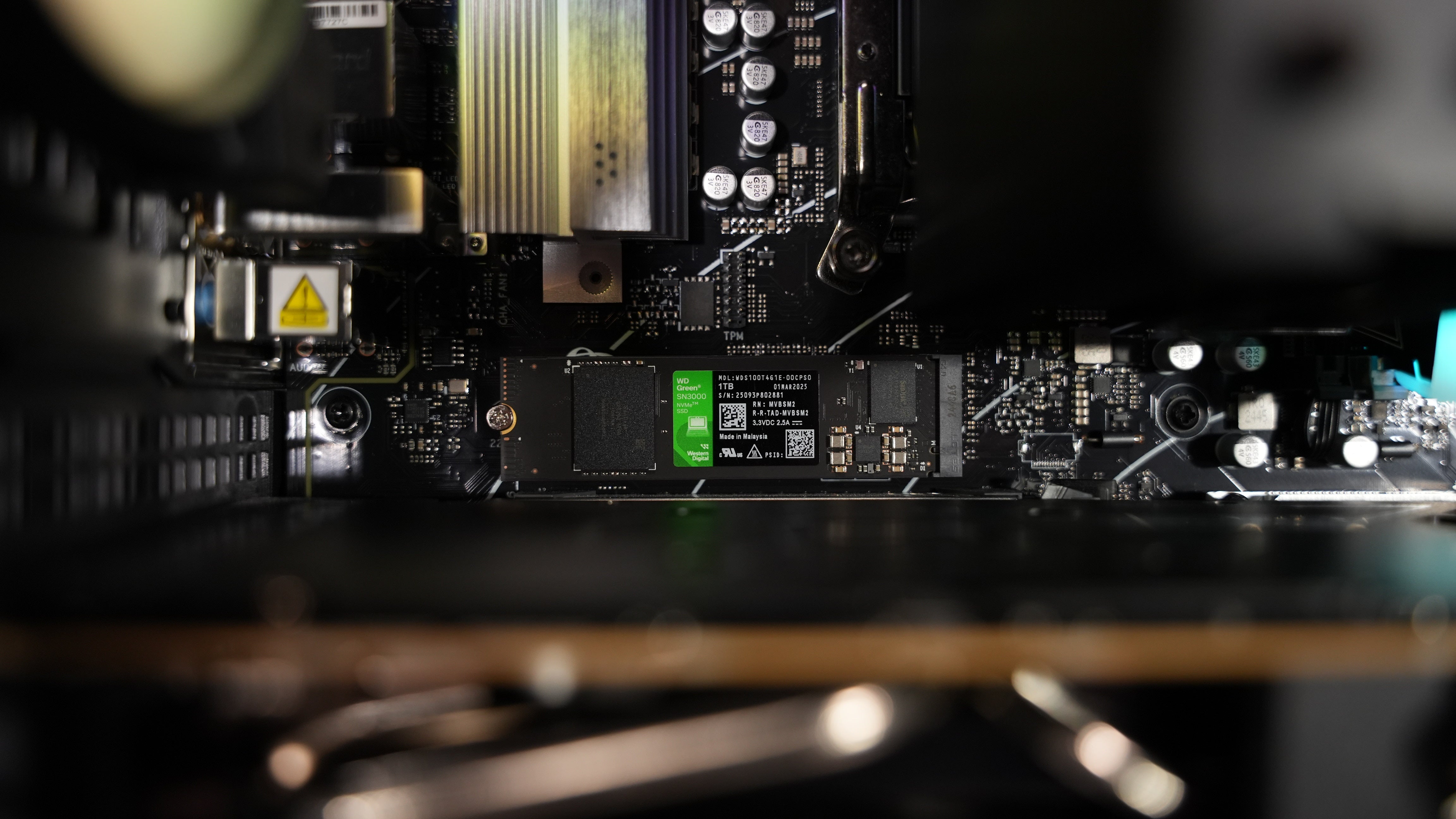 Ryzen 5 8400F + RTX 5060 Gaming PC