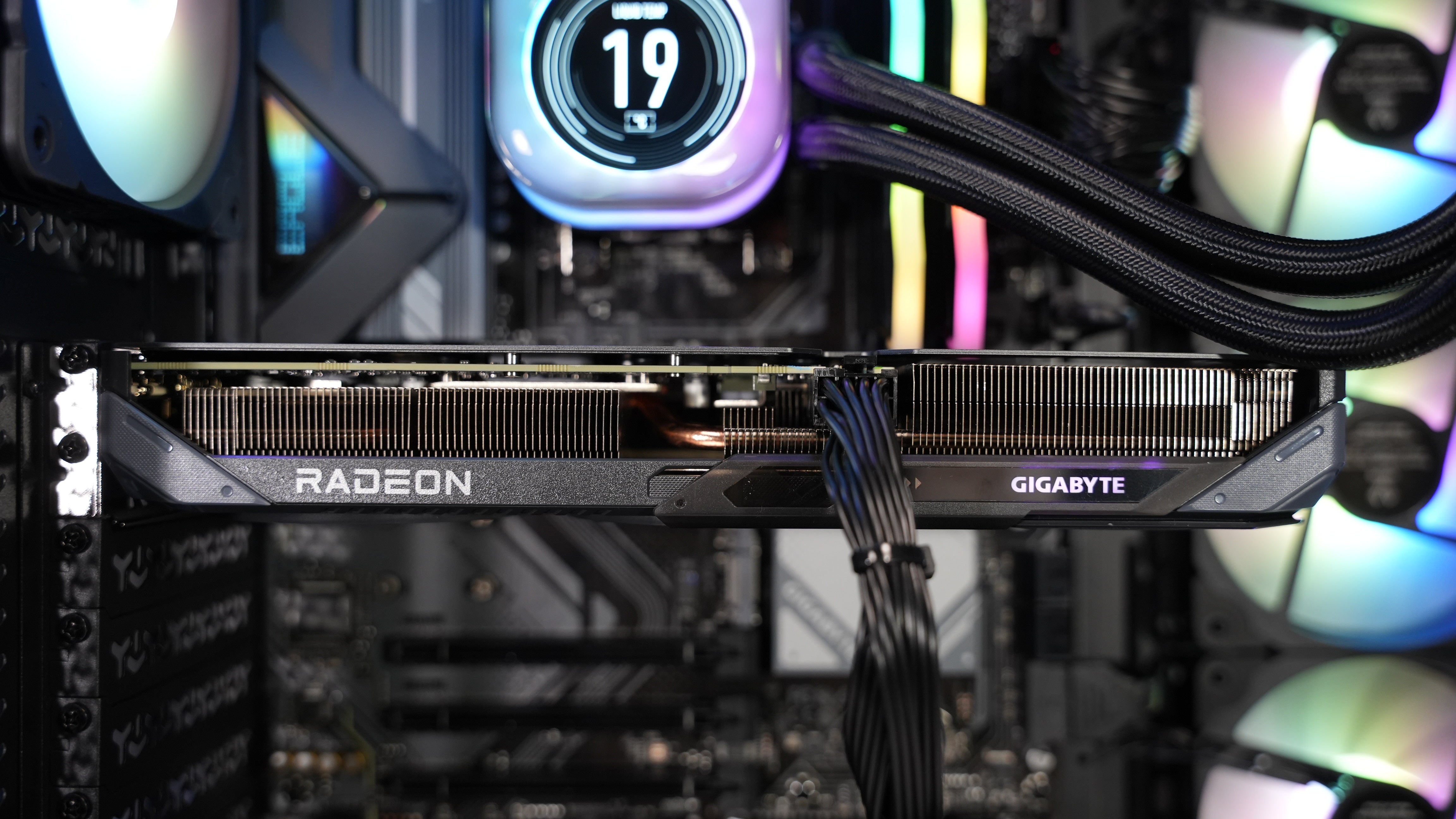 Ryzen 5 9600X + RX 9060 XT 16GB Gaming PC