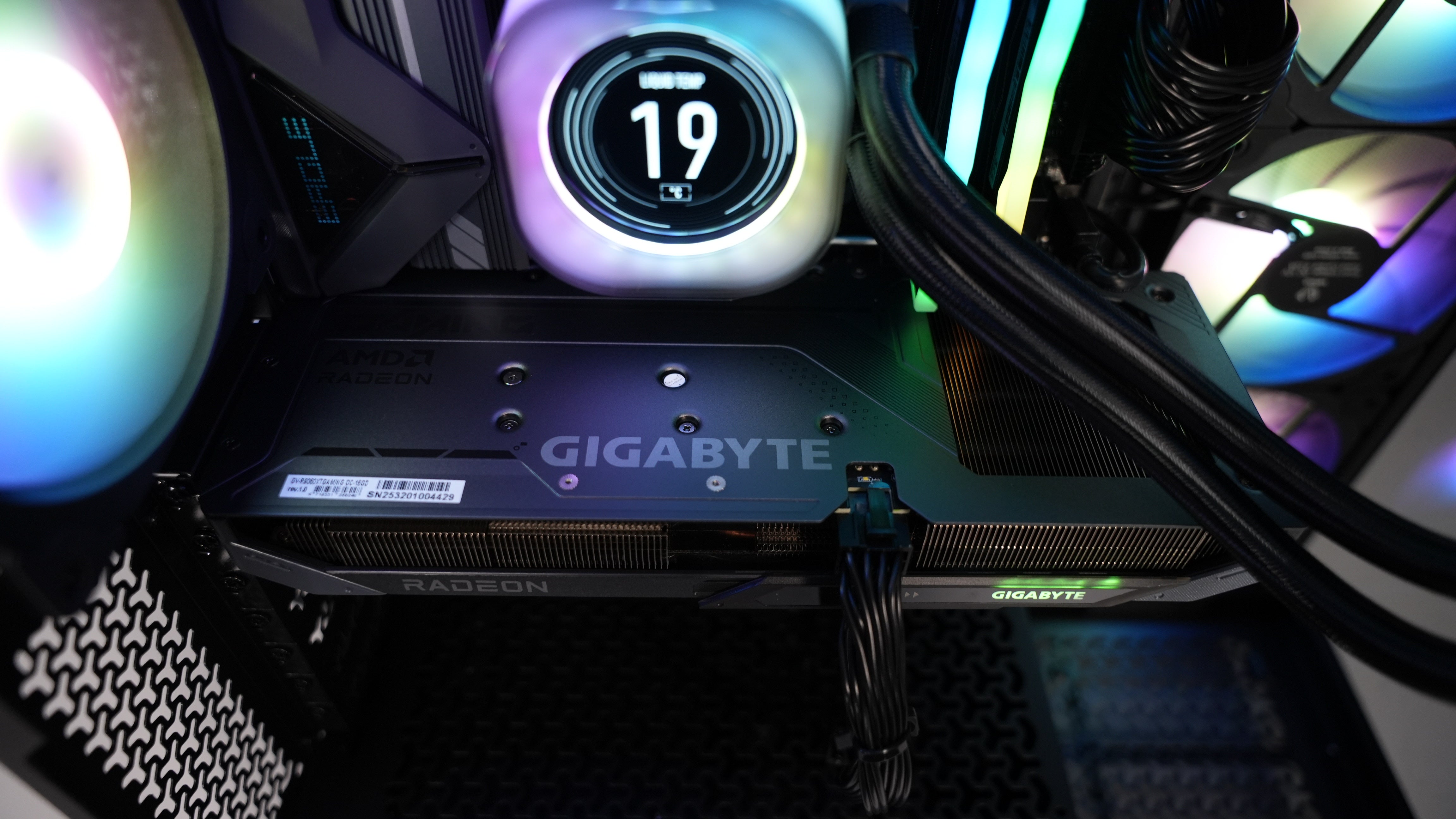 Ryzen 5 9600X + RX 9060 XT 16GB Gaming PC