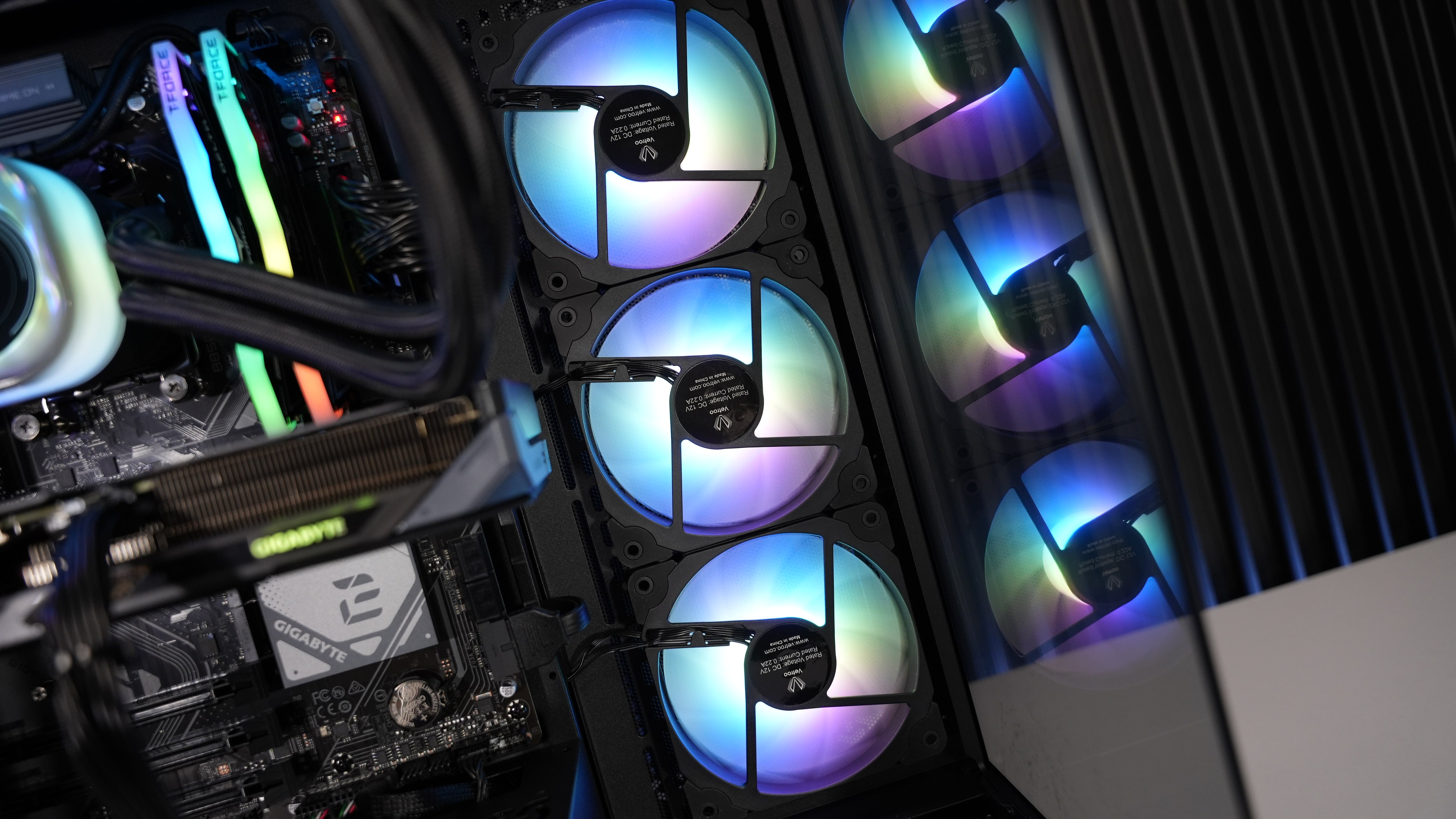 Ryzen 5 9600X + RX 9060 XT 16GB Gaming PC