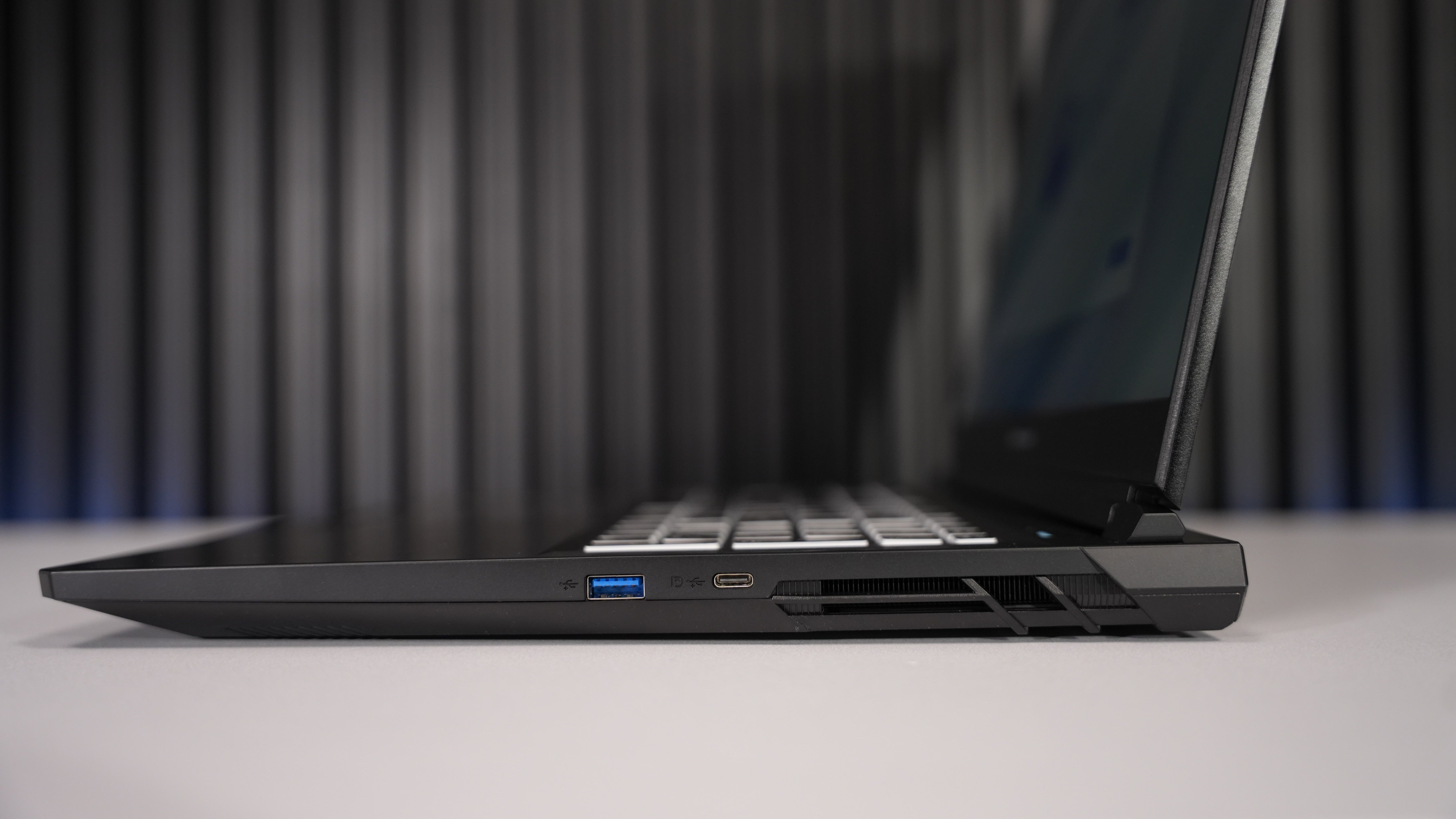 Ryzen AI 7 350 + RTX 5060 Gaming Laptop