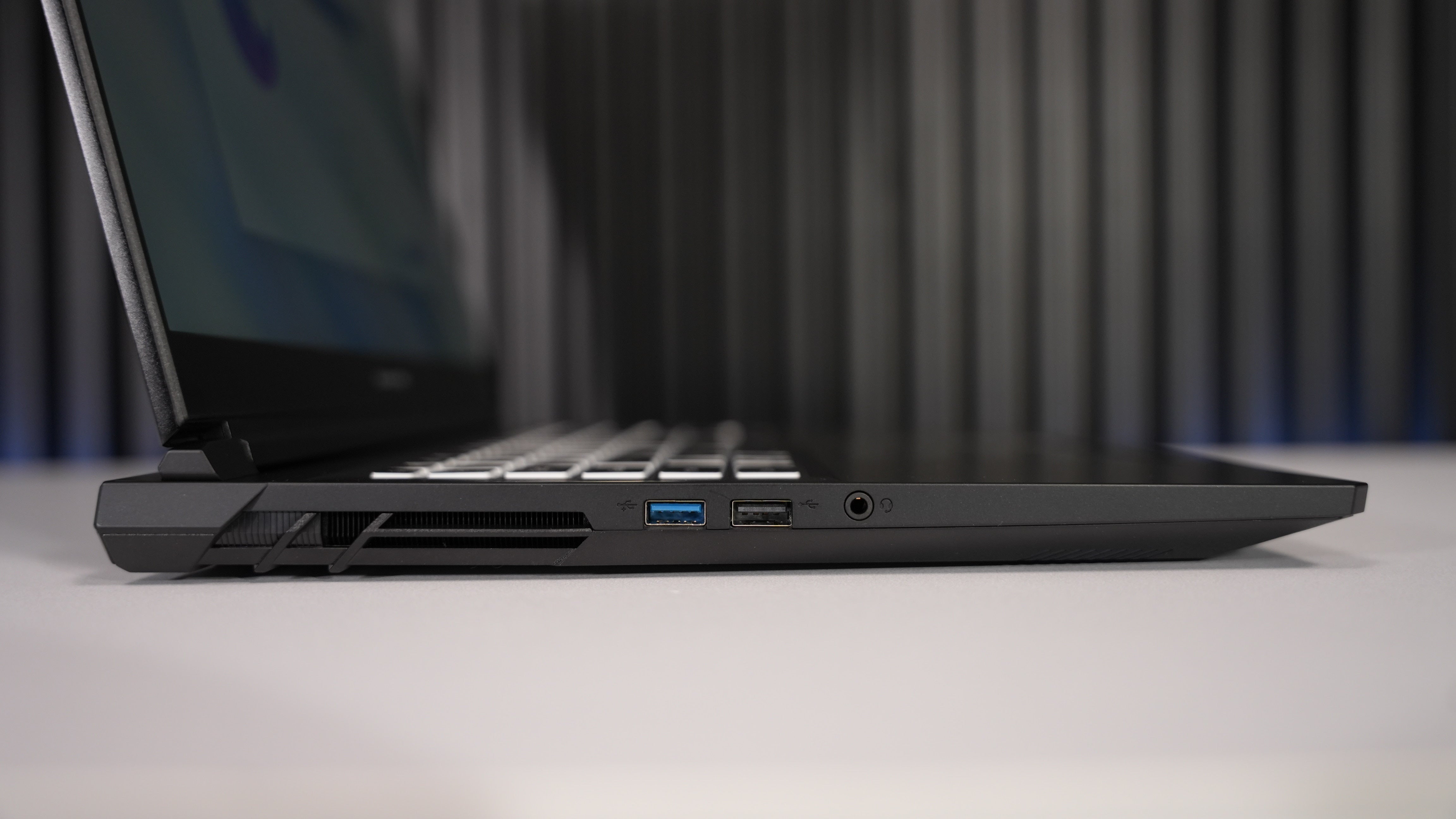 Ryzen AI 7 350 + RTX 5060 Gaming Laptop