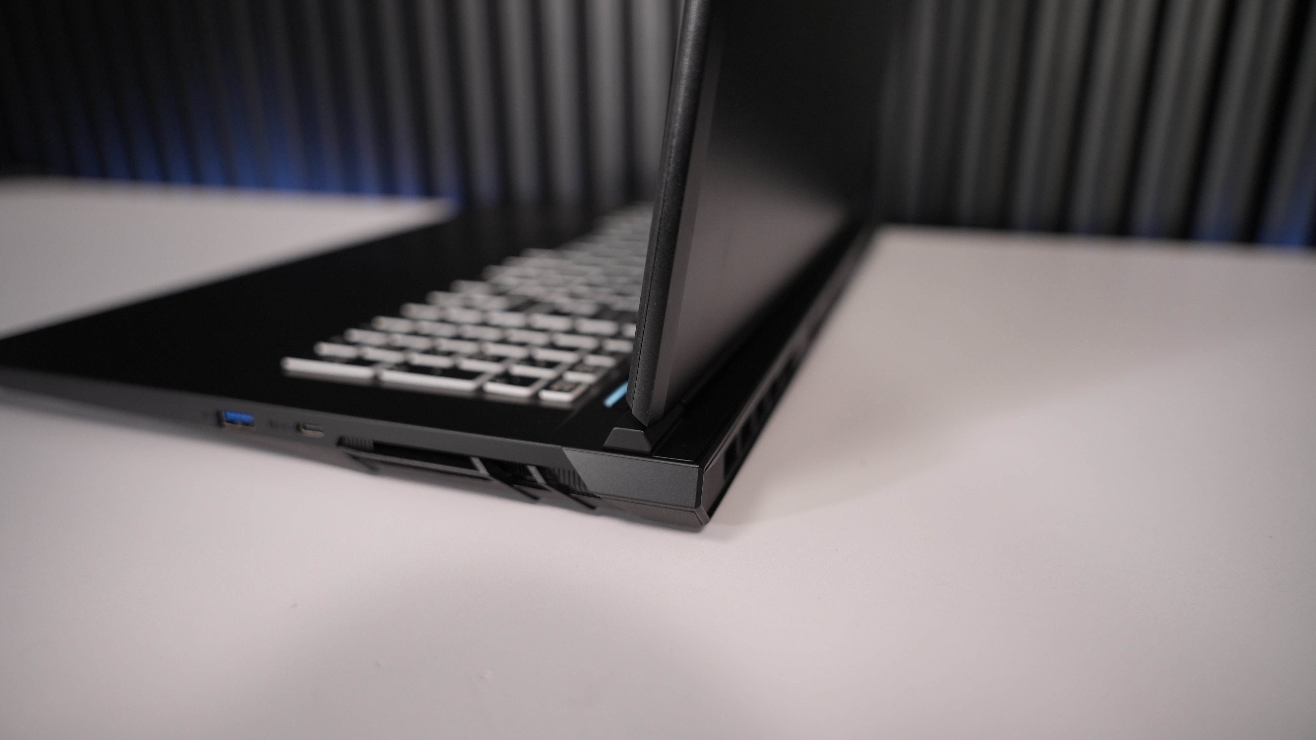 Ryzen AI 7 350 + RTX 5060 Gaming Laptop