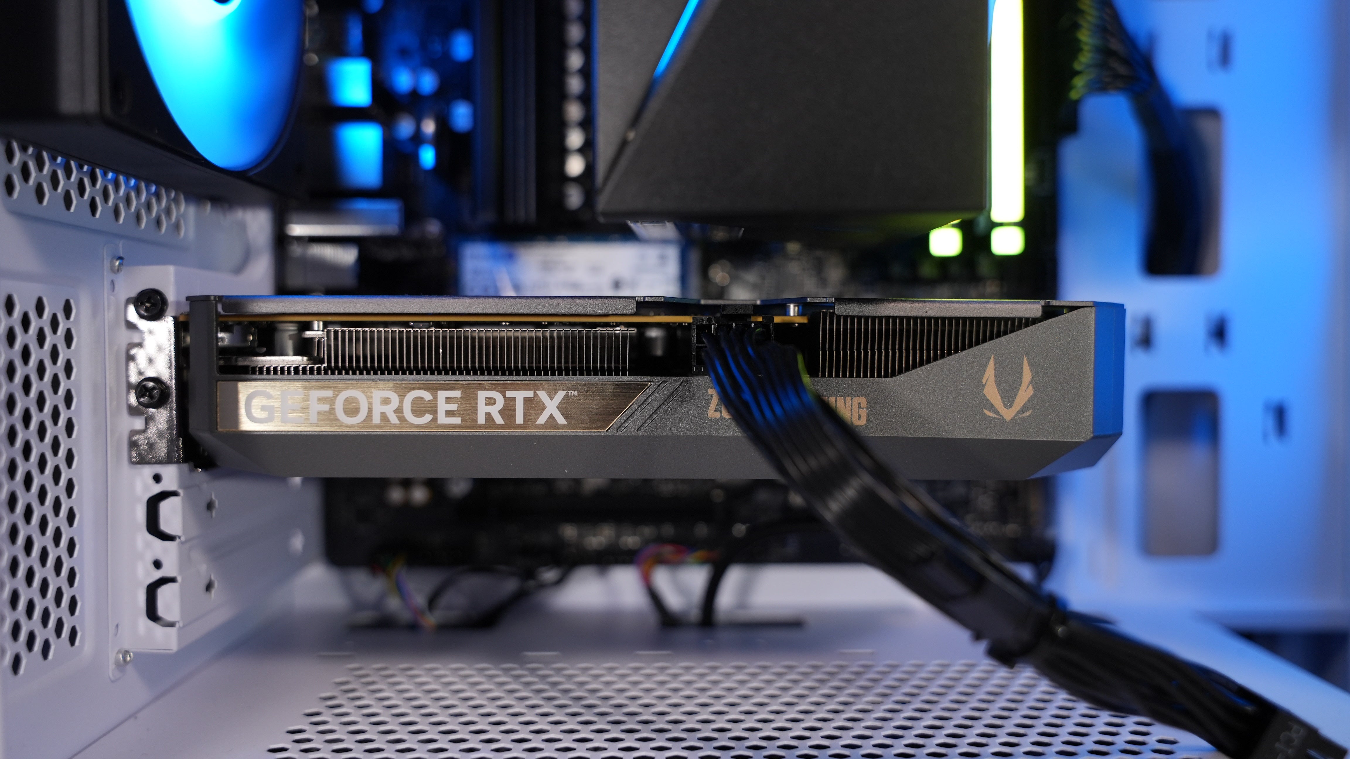 Ryzen 5 7600 + RTX 5060 Gaming PC