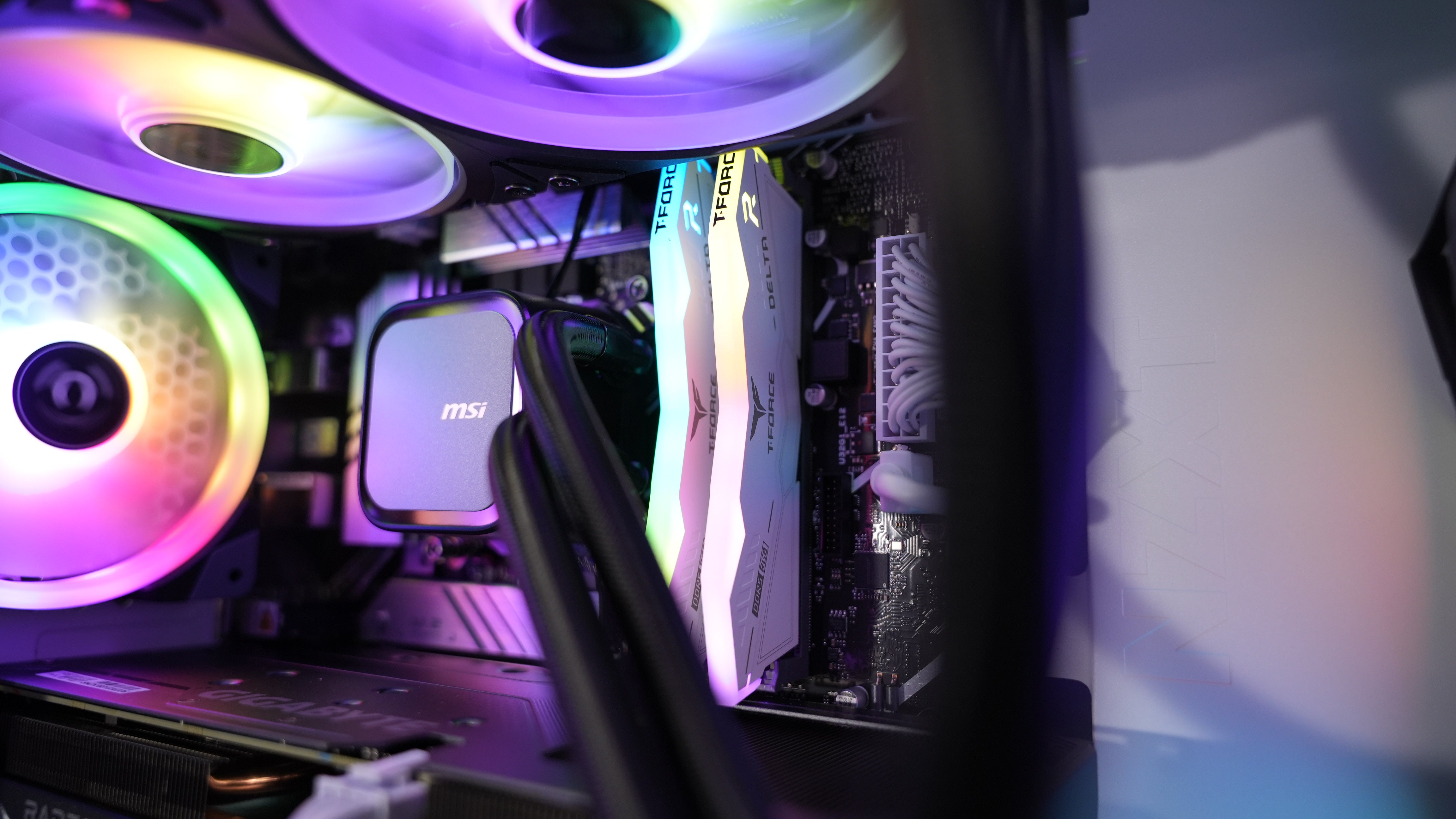 Intel i5 12600KF + RX 9060XT Gaming PC