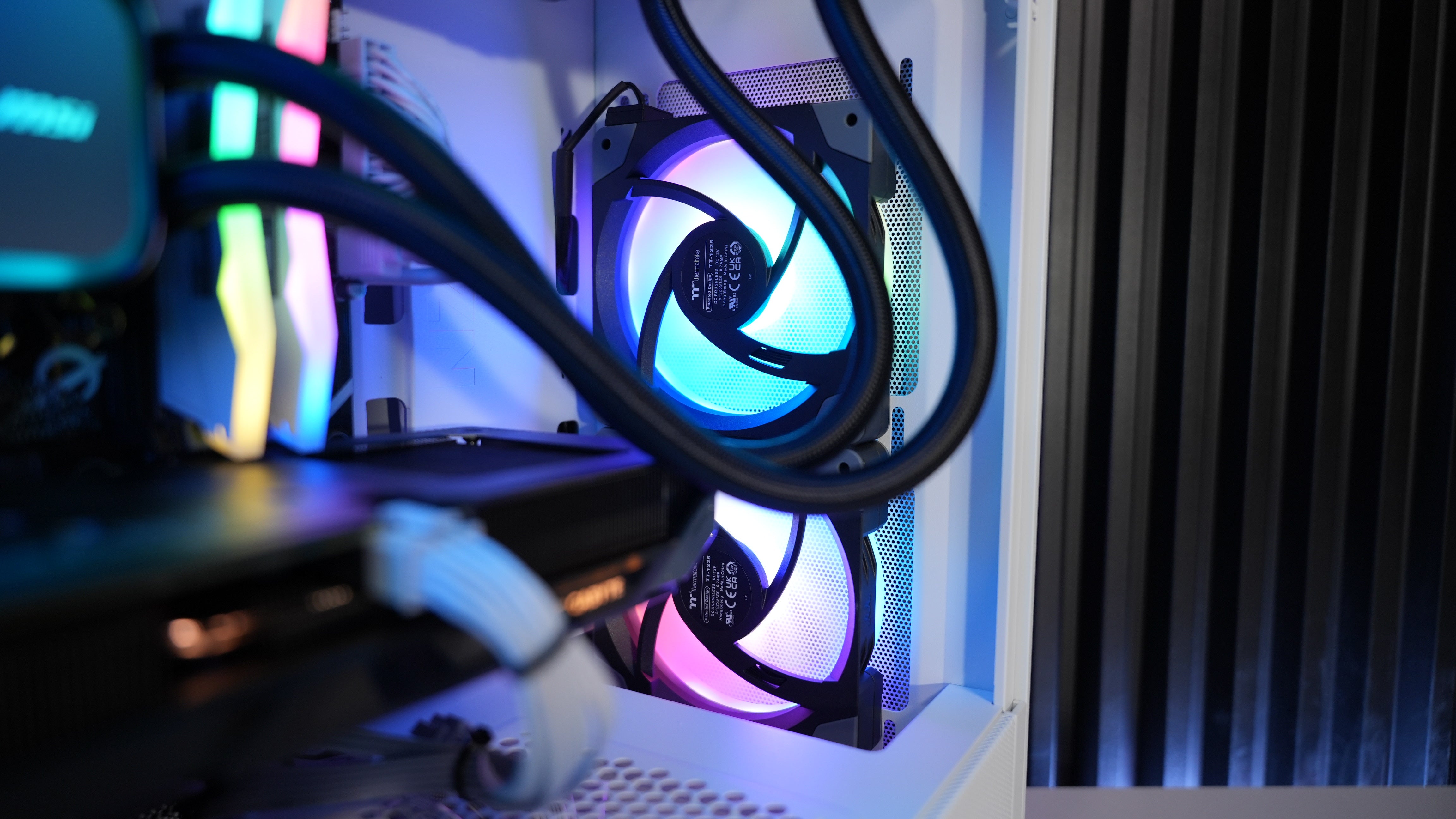 Intel i5 12600KF + RX 9060XT Gaming PC