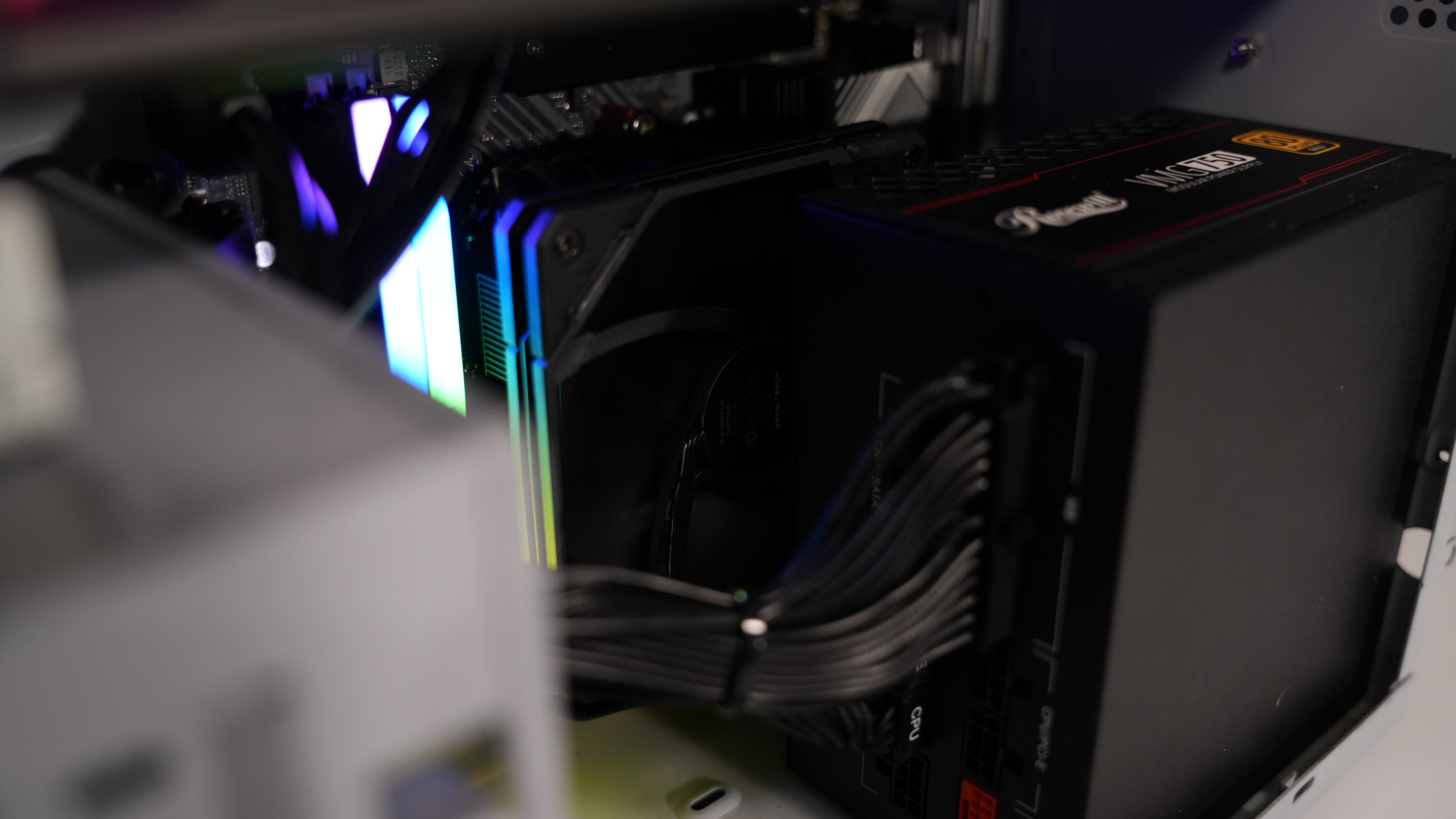 Ryzen 5 9600X + RTX 4060 Sleeper Gaming PC