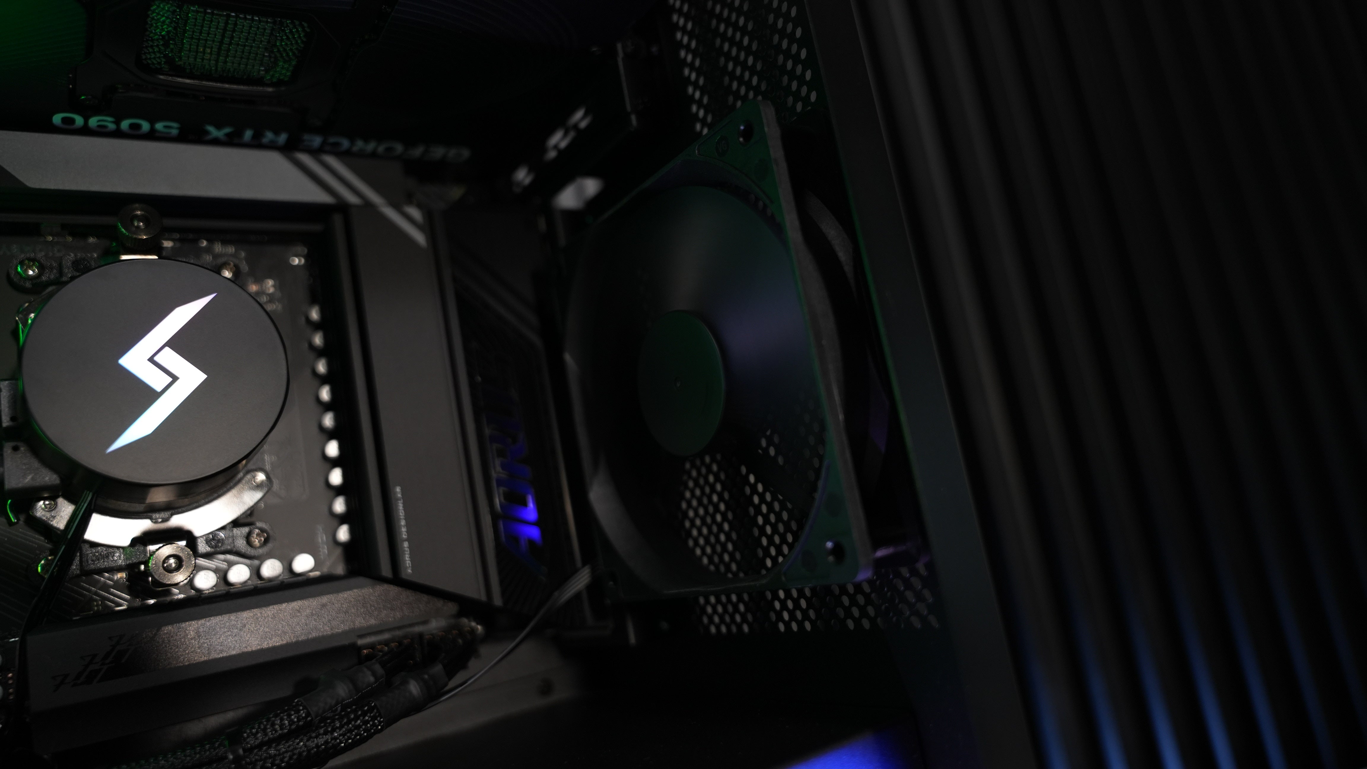 Ryzen 7 9800X3D + RTX 5090 Gaming/Streaming PC