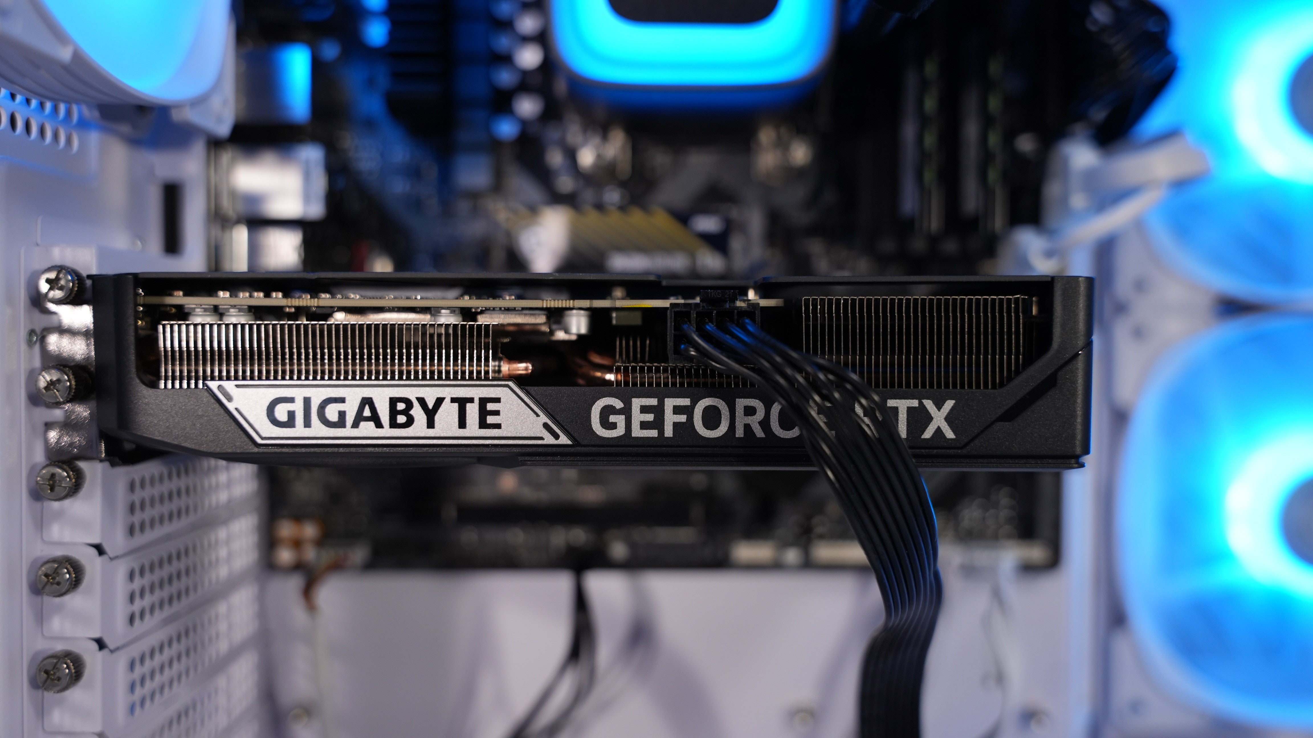 Ryzen 7 9700X + RTX 5060Ti Gaming PC