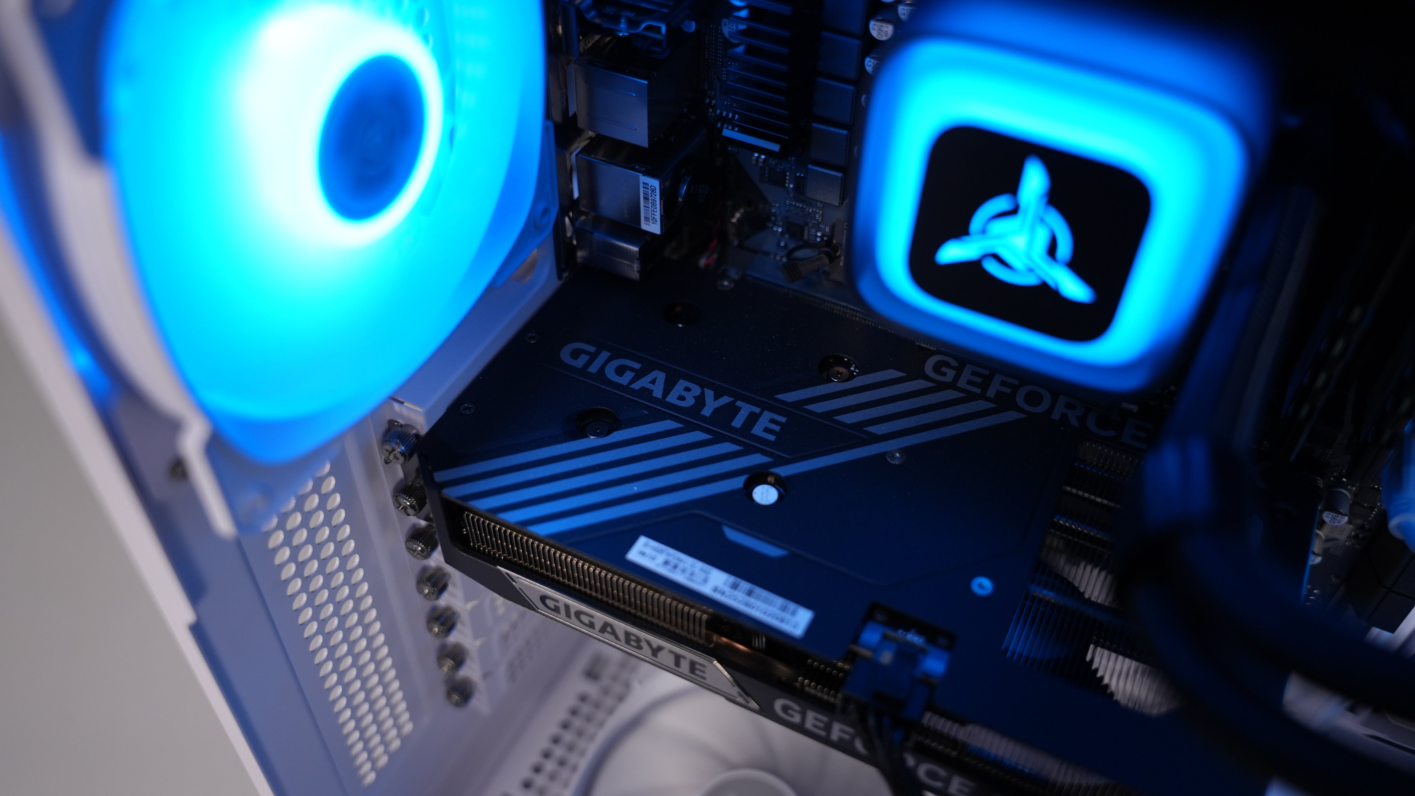 Ryzen 7 9700X + RTX 5060Ti Gaming PC